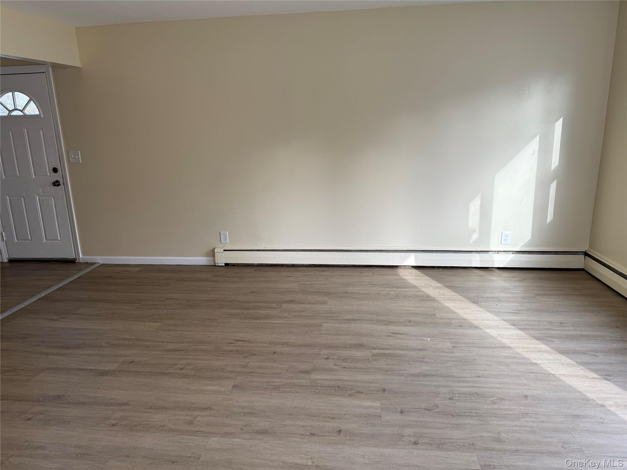 #2 photo, 287-289 Stewart Avenue, ナッソー郡 Hempstead , NY 11550