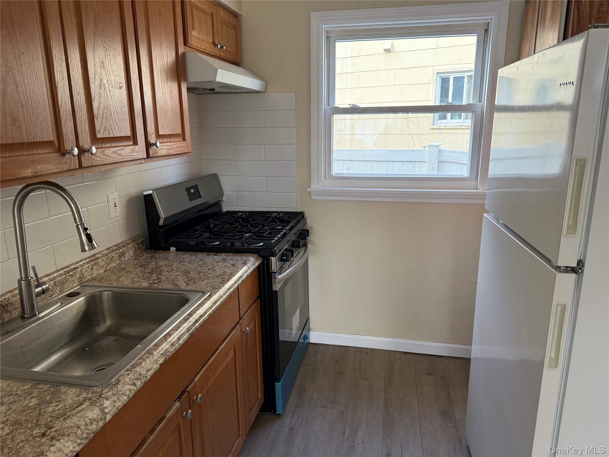 #3 photo, 287-289 Stewart Avenue, ナッソー郡 Hempstead , NY 11550