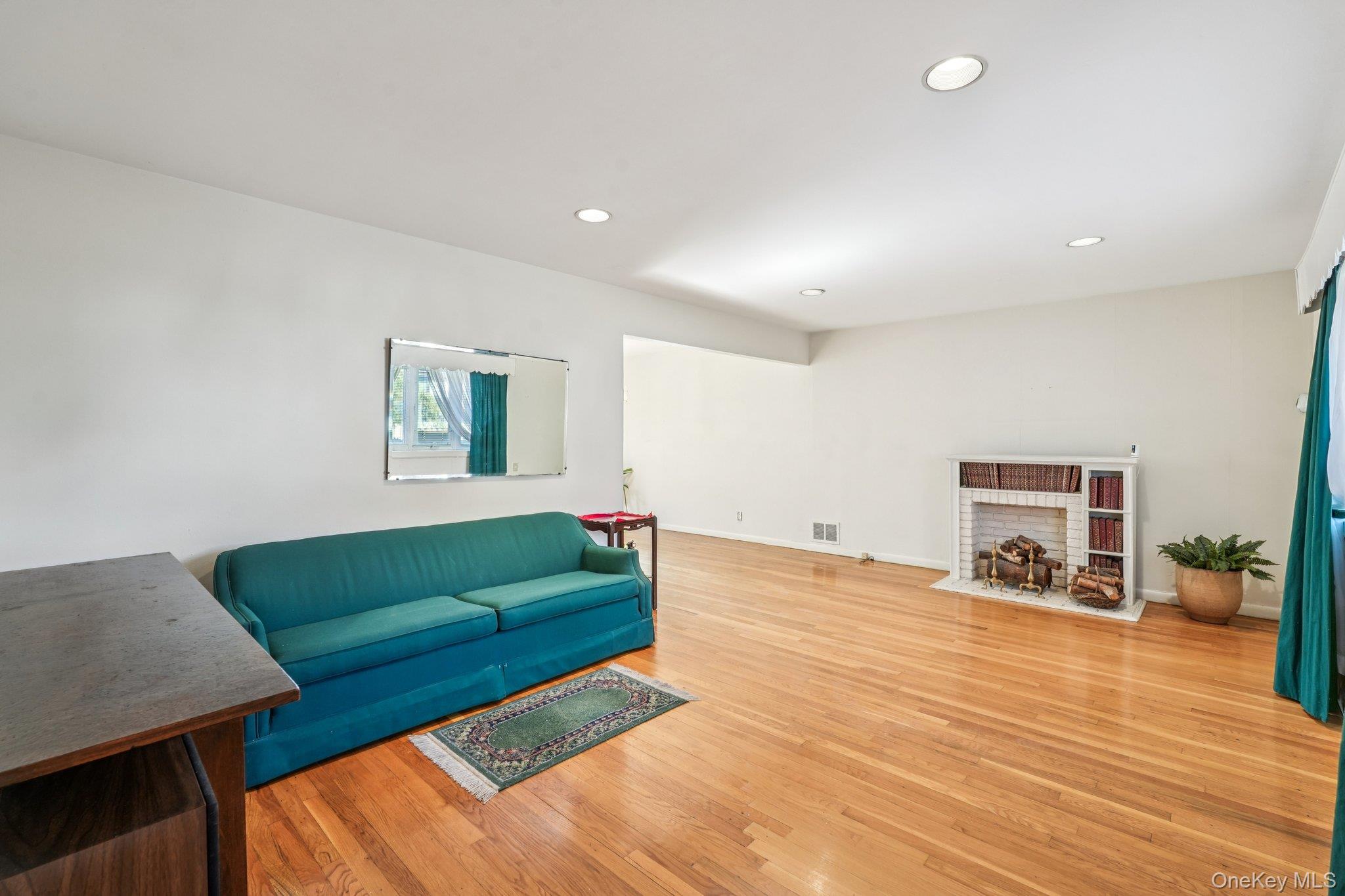 #3 photo, 71 Dora Lane, New Rochelle , NY 10804