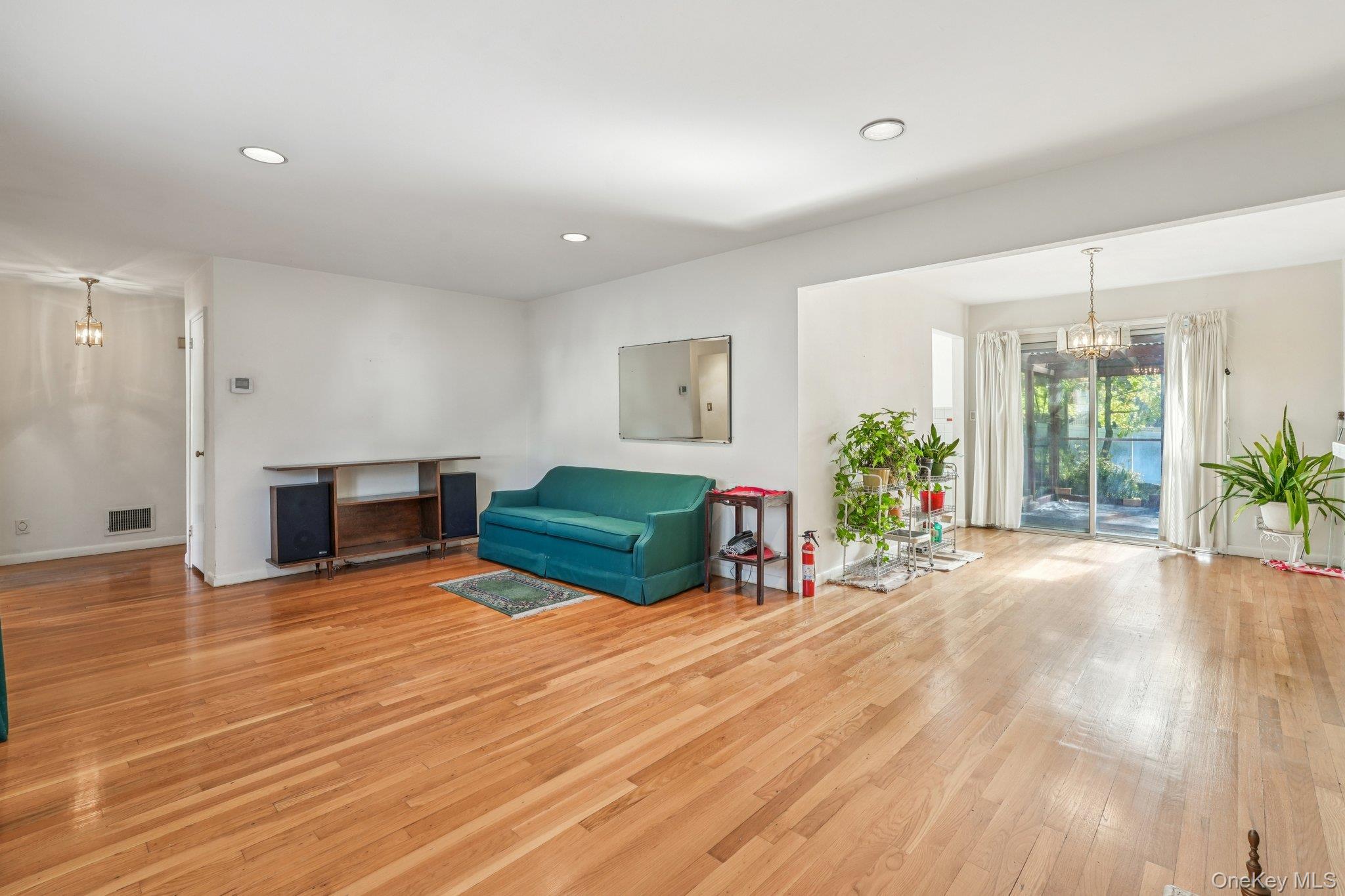 #4 photo, 71 Dora Lane, New Rochelle , NY 10804