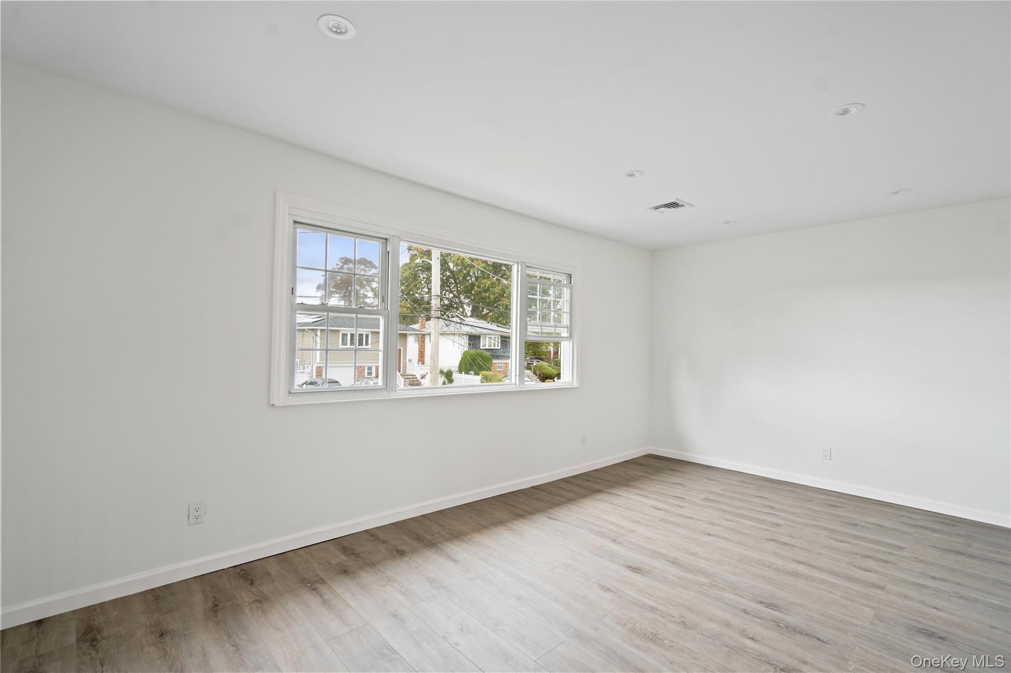 #7 photo, 1269 Dekoven Street, Rockville Centre , NY 11570