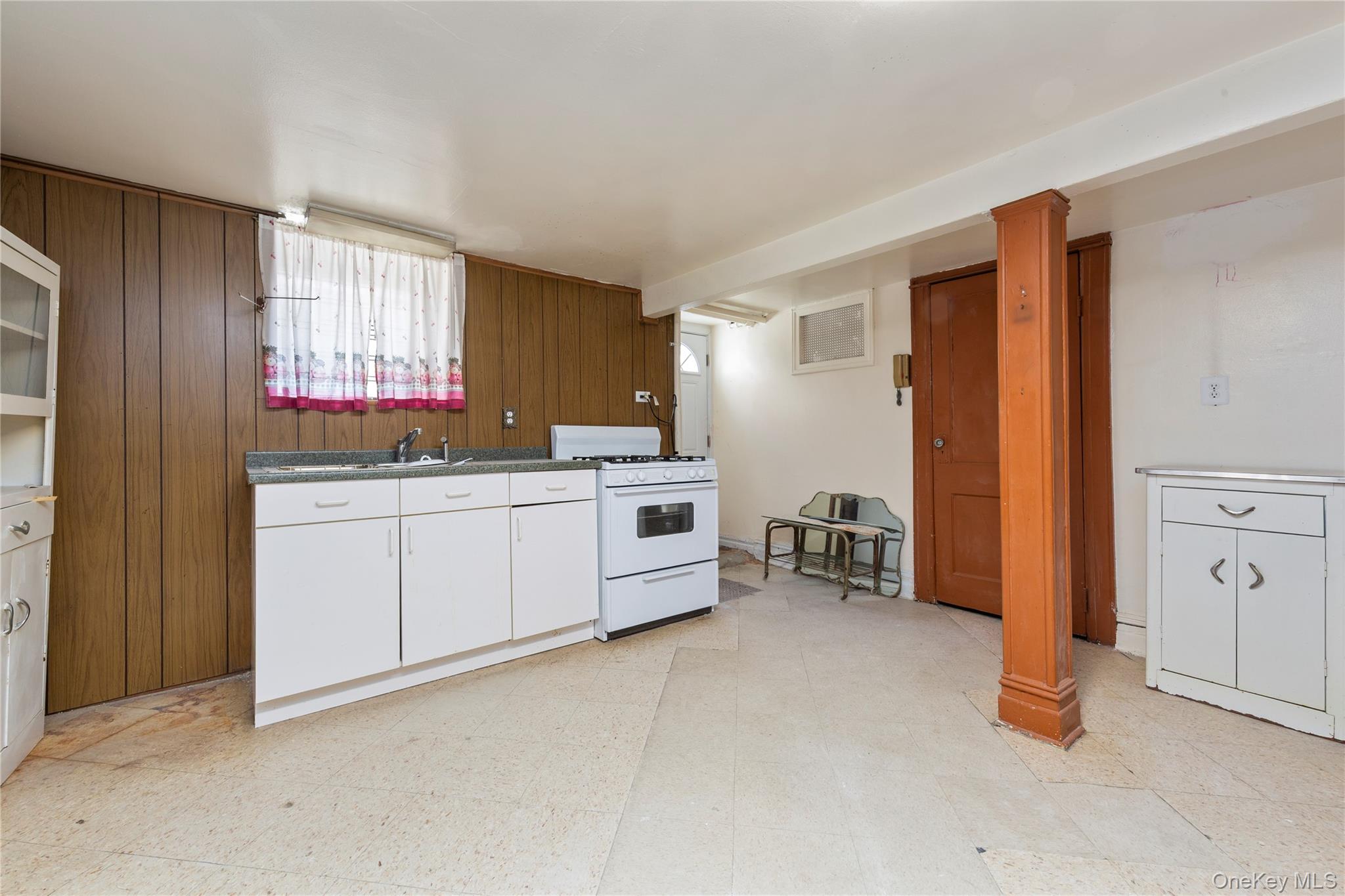 #16 photo, 3005 48th Street, クイーンズ区 Astoria , NY 11103