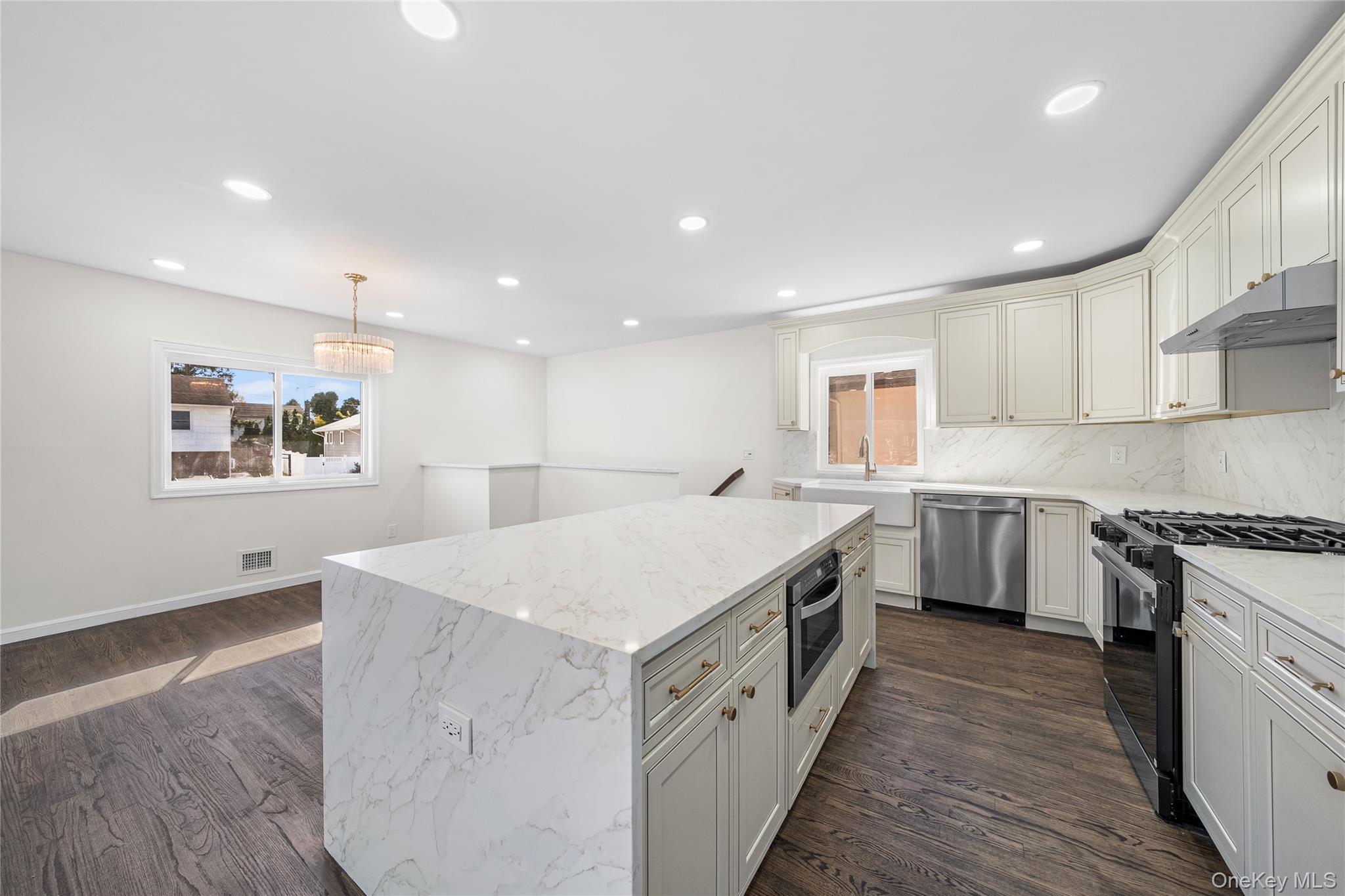 #11 photo, 20 Briarwood Lane, Plainview , NY 11803