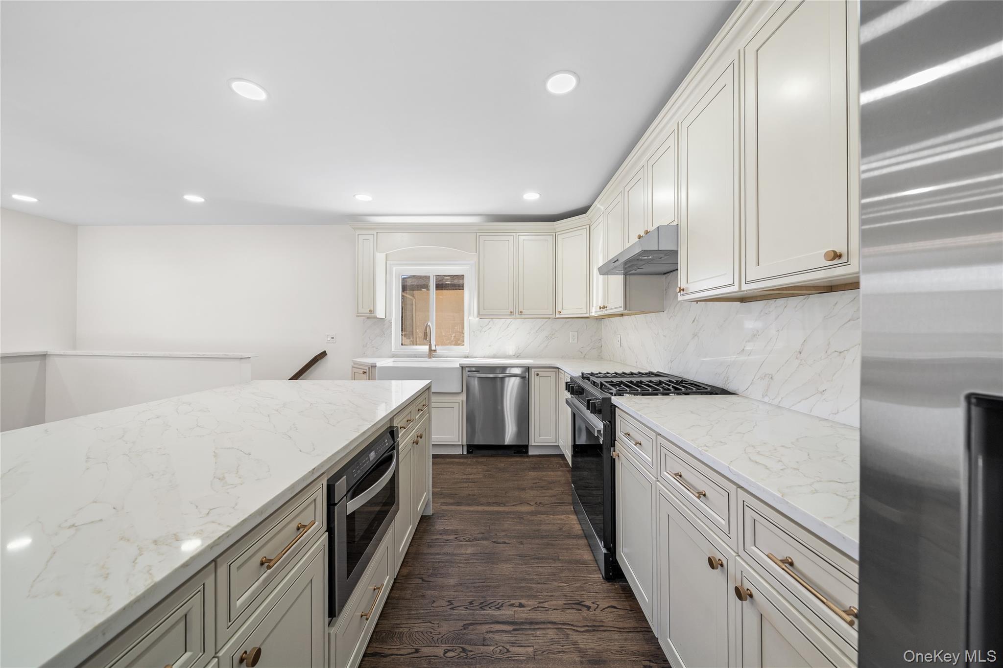 #12 photo, 20 Briarwood Lane, Plainview , NY 11803