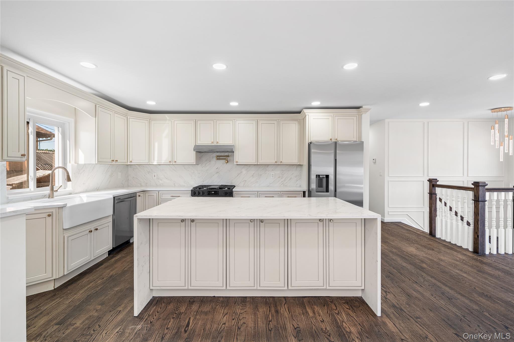 #5 photo, 20 Briarwood Lane, Plainview , NY 11803