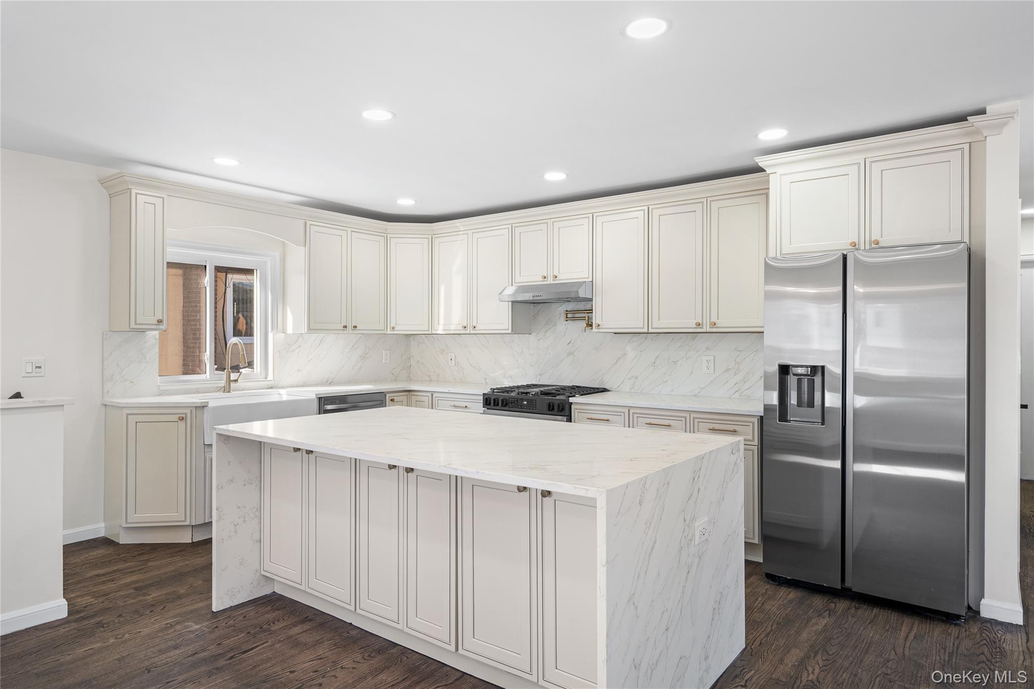 #6 photo, 20 Briarwood Lane, Plainview , NY 11803