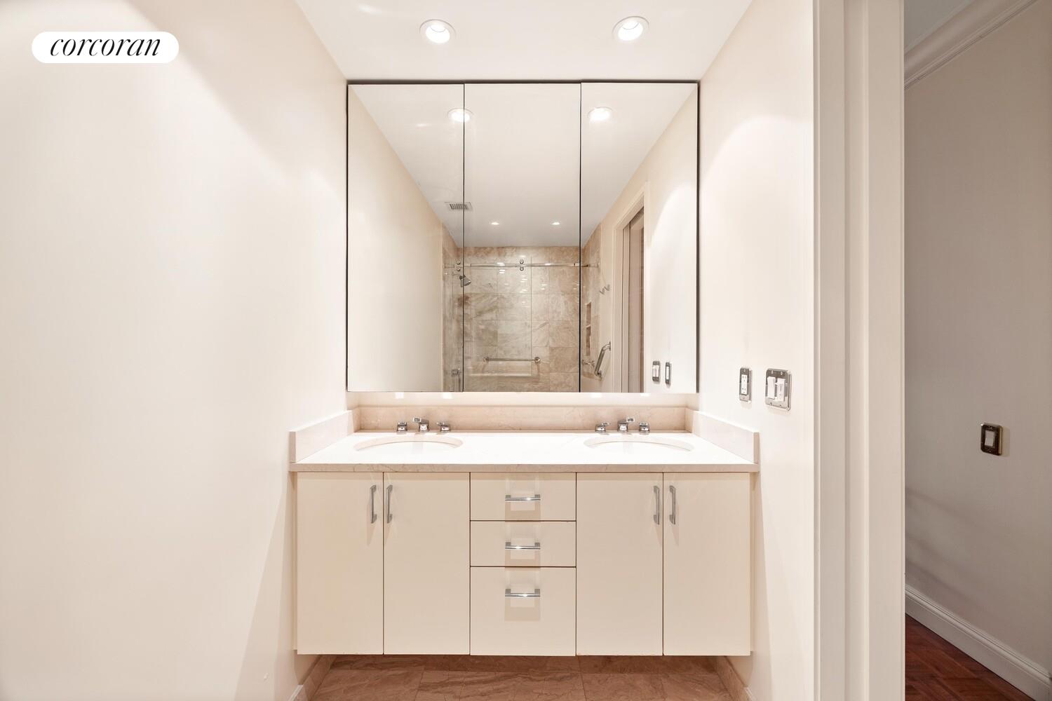 #7 photo, 100 UNITED NATIONS Plaza, マンハッタン Turtle Bay , NY 10017