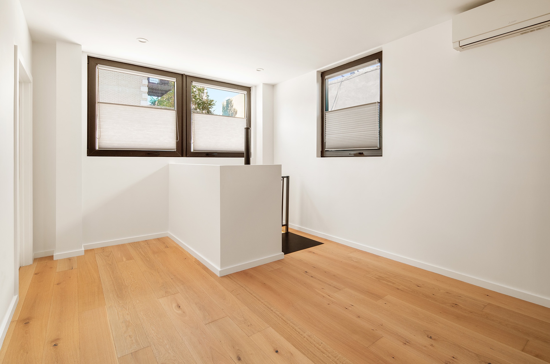 #4 photo, 20-48 Steinway Street, クイーンズ区 Steinway-Ditmars , NY 11105