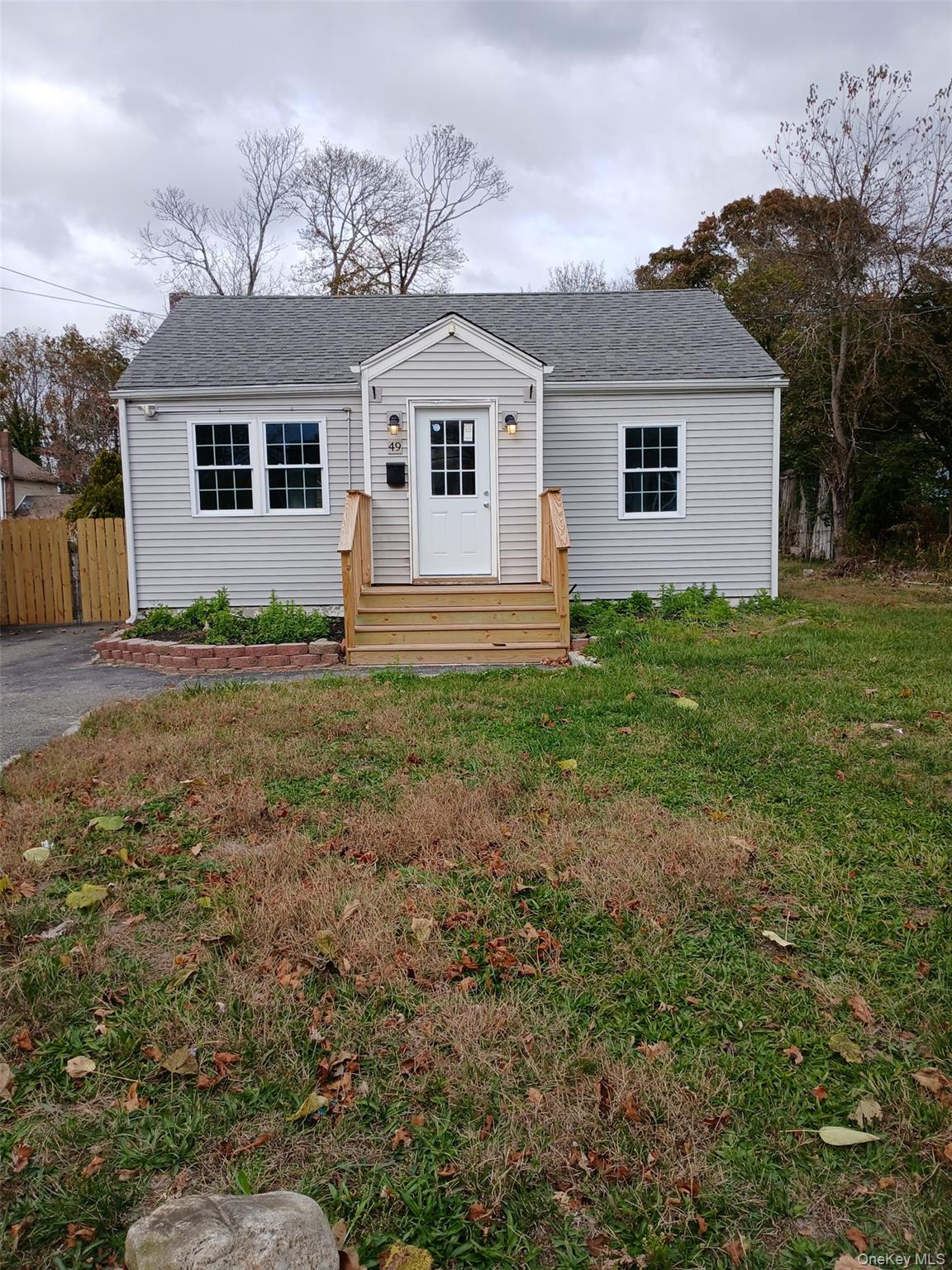 #1 photo, 49 Swezey Street, サフォーク郡 Patchogue , NY 11772