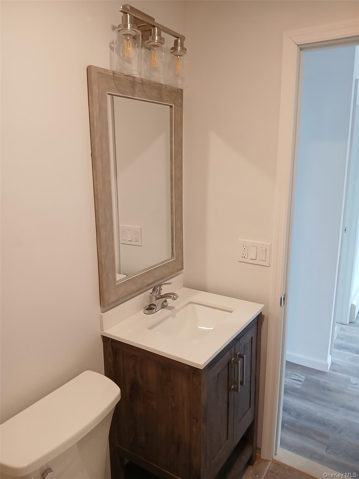 #10 photo, 49 Swezey Street, サフォーク郡 Patchogue , NY 11772