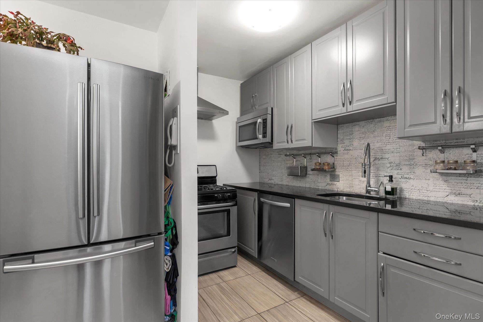 #10 photo, 125-10 Queens Boulevard, クイーンズ区 Kew Gardens , NY 11415