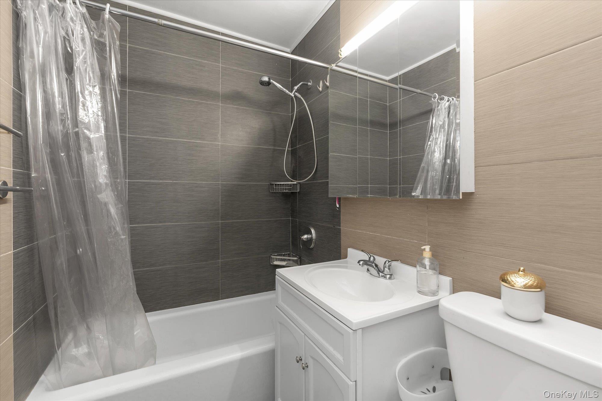 #13 photo, 125-10 Queens Boulevard, クイーンズ区 Kew Gardens , NY 11415