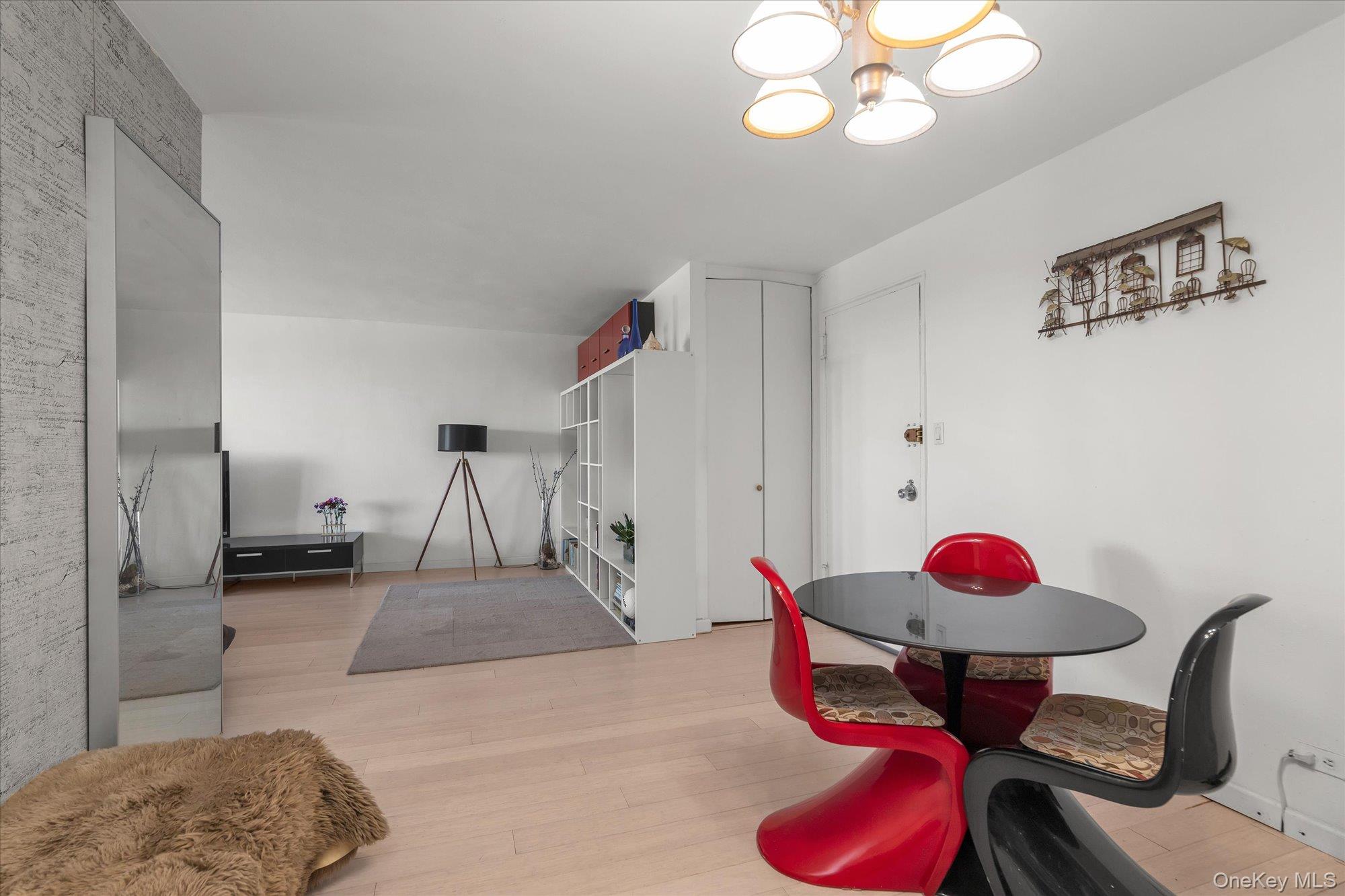 #6 photo, 125-10 Queens Boulevard, クイーンズ区 Kew Gardens , NY 11415