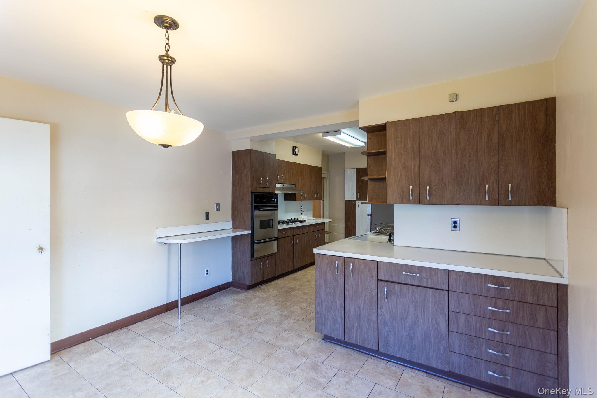 #8 photo, 80-11 190th Street, クイーンズ区 Jamaica Estates , NY 11423