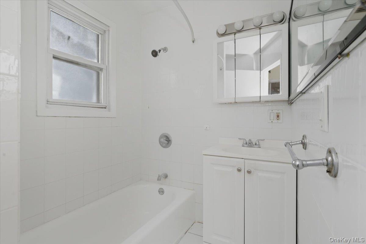 #9 photo, 924 Hollywood Avenue, ブロンクス区 Bronx , NY 10465