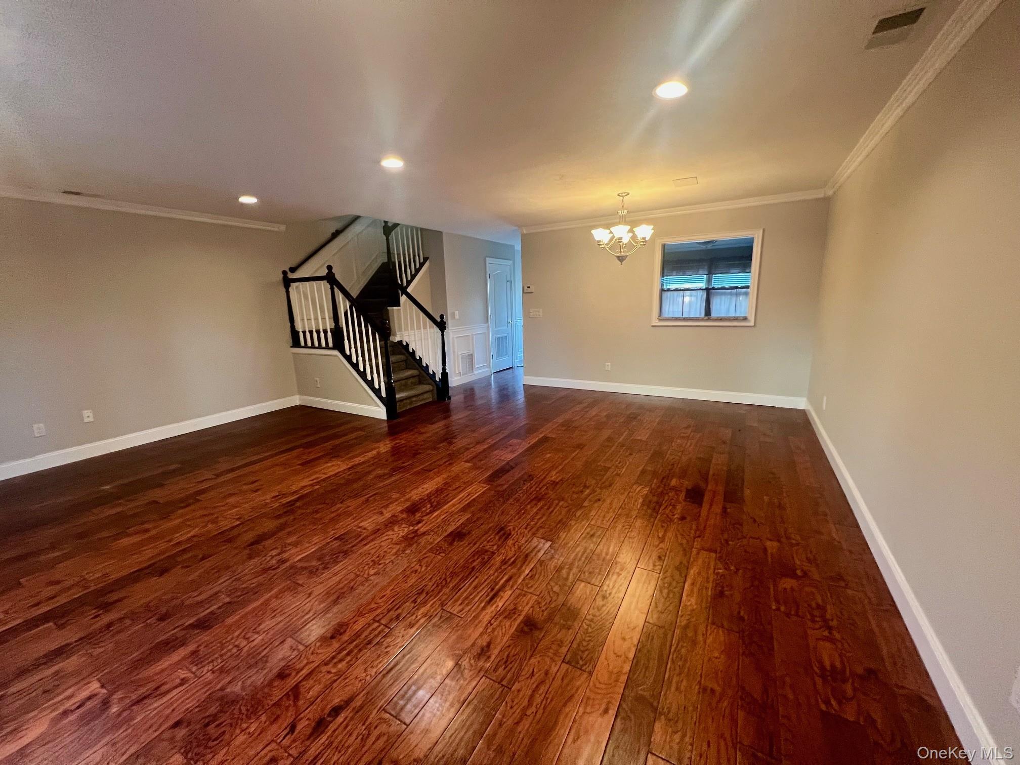 #3 photo, 28 Stratford Circle, ナッソー郡 Farmingdale , NY 11735