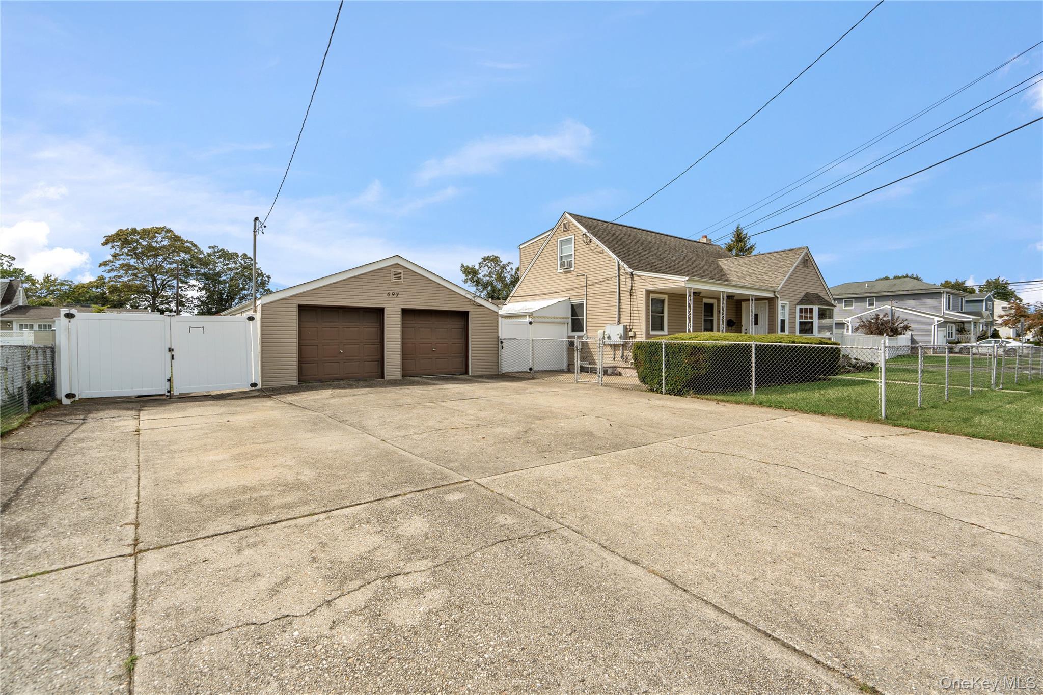#4 photo, 697 N Fulton Avenue, Lindenhurst , NY 11757