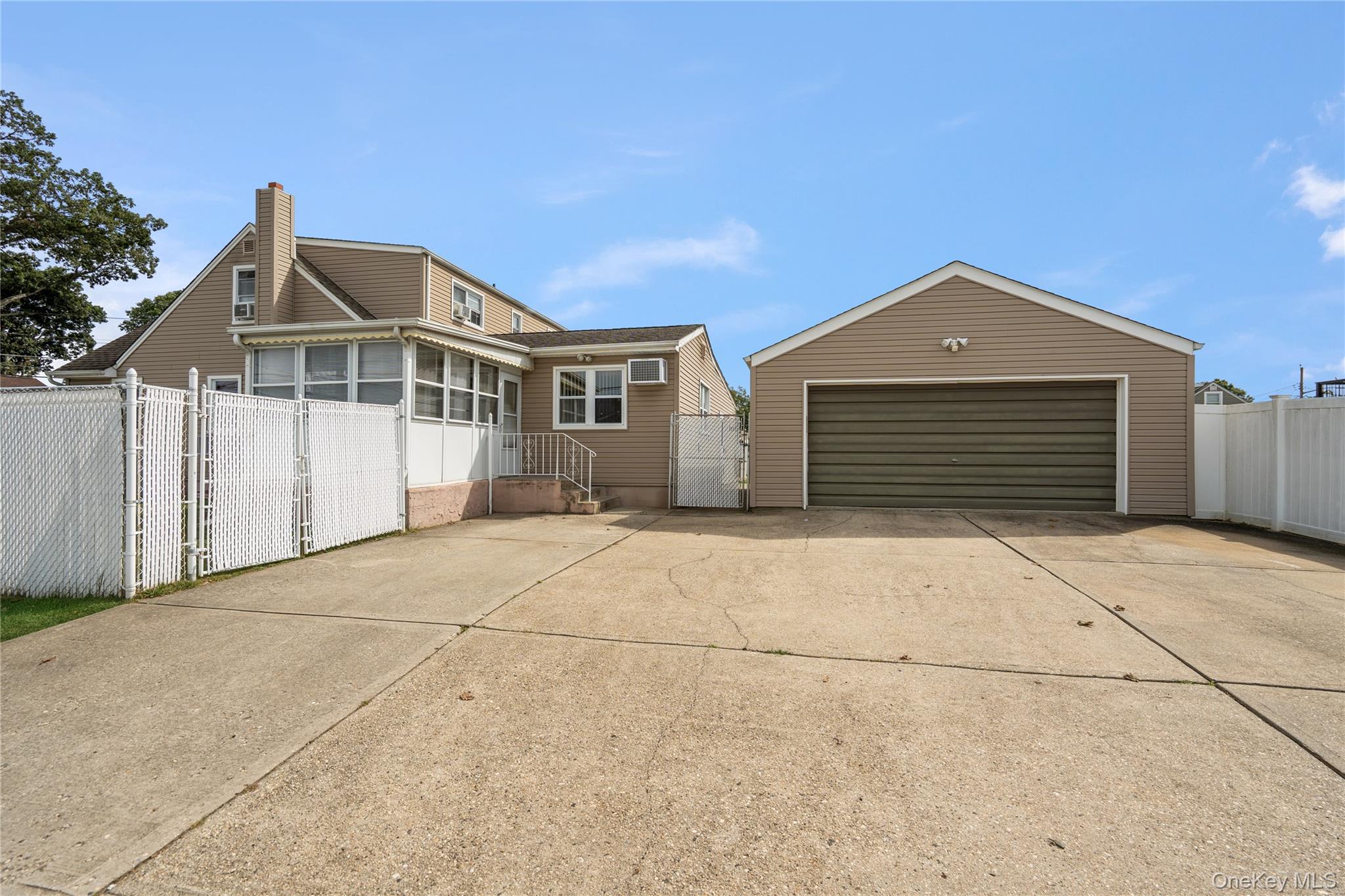#6 photo, 697 N Fulton Avenue, Lindenhurst , NY 11757