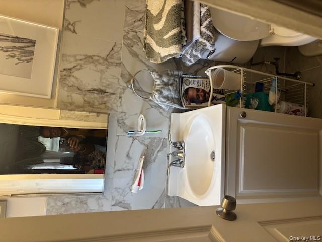 #16 photo, 21215 104th Road, קווינס Queens Village , NY 11429