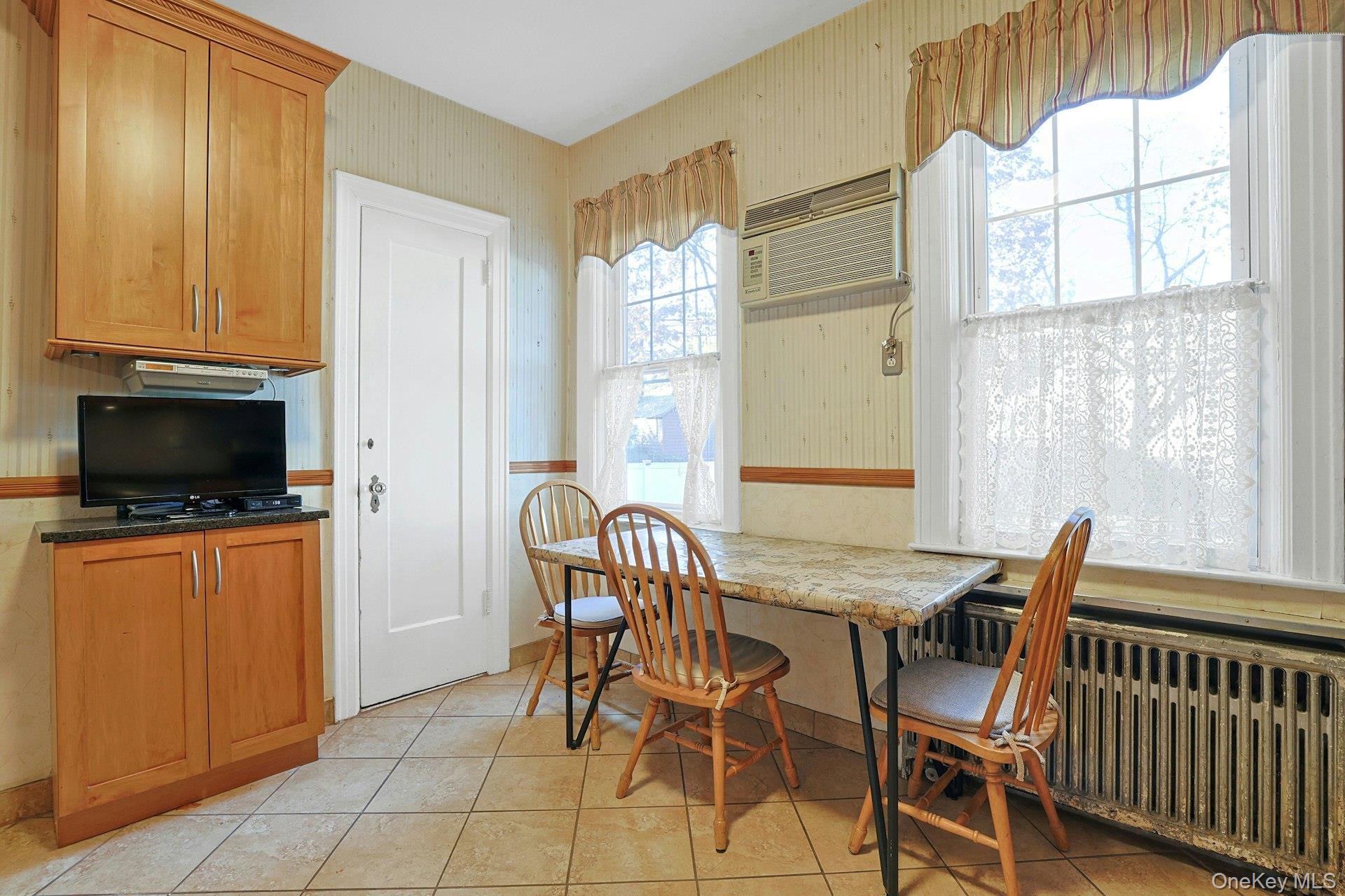 #13 photo, 317 E 242nd Street, برونكس Bronx , NY 10470