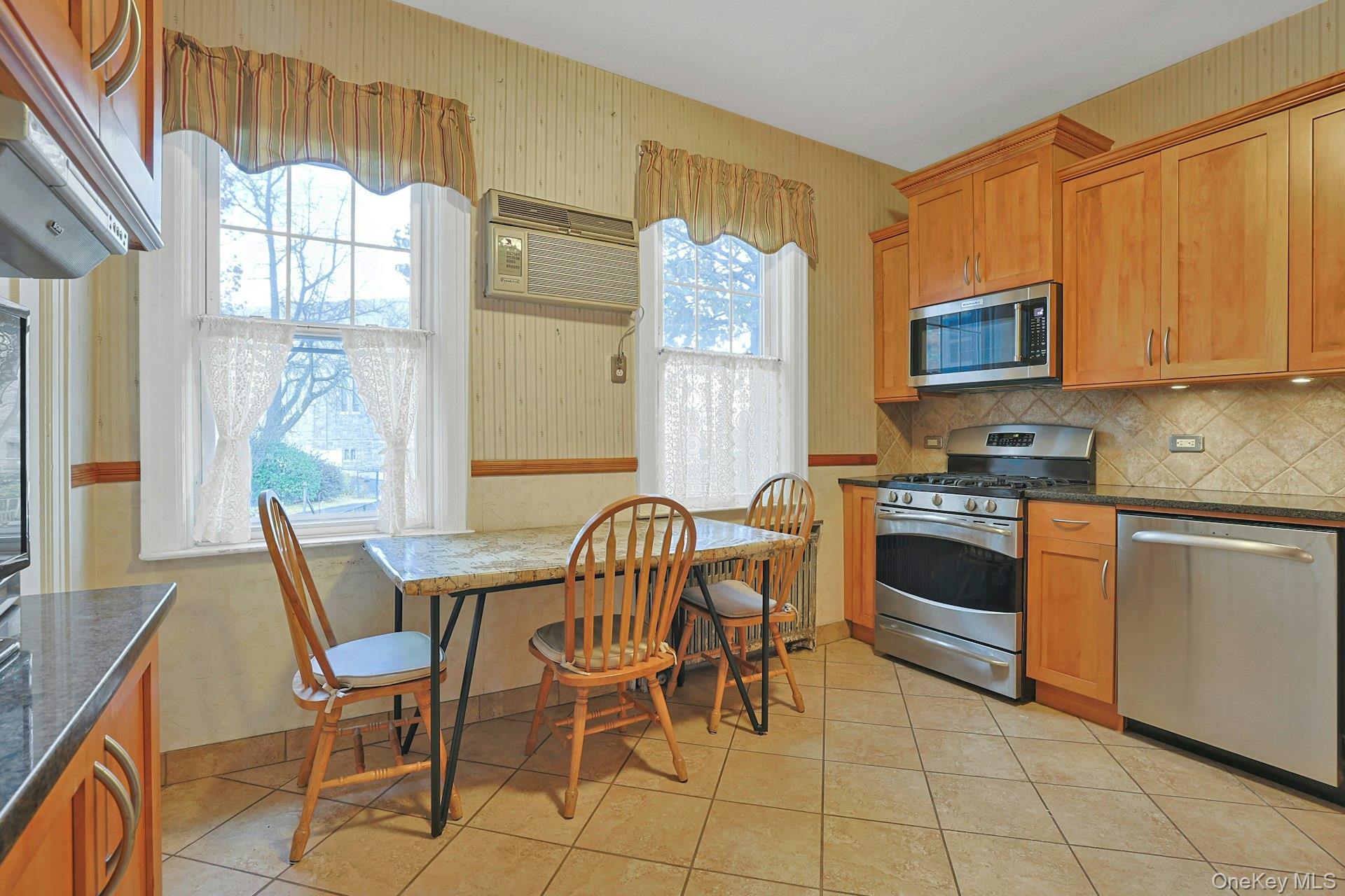 #9 photo, 317 E 242nd Street, برونكس Bronx , NY 10470