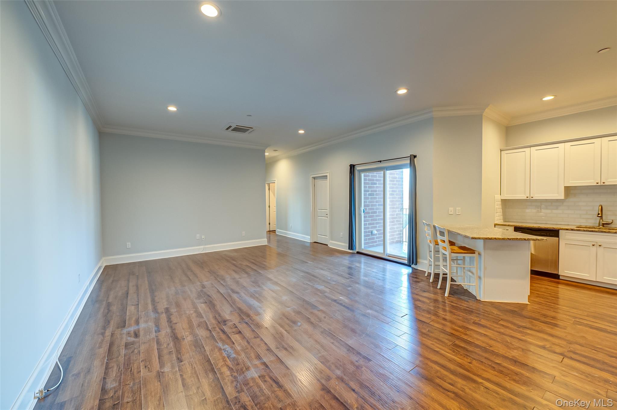 #3 photo, 50 - 2F Stewart Avenue, サフォーク郡 Huntington , NY 11743