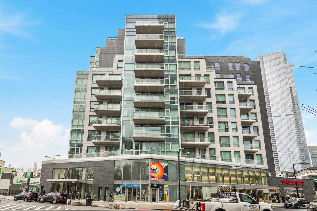 #11 photo, 22-43 Jackson Avenue, Court Square , NY 11101