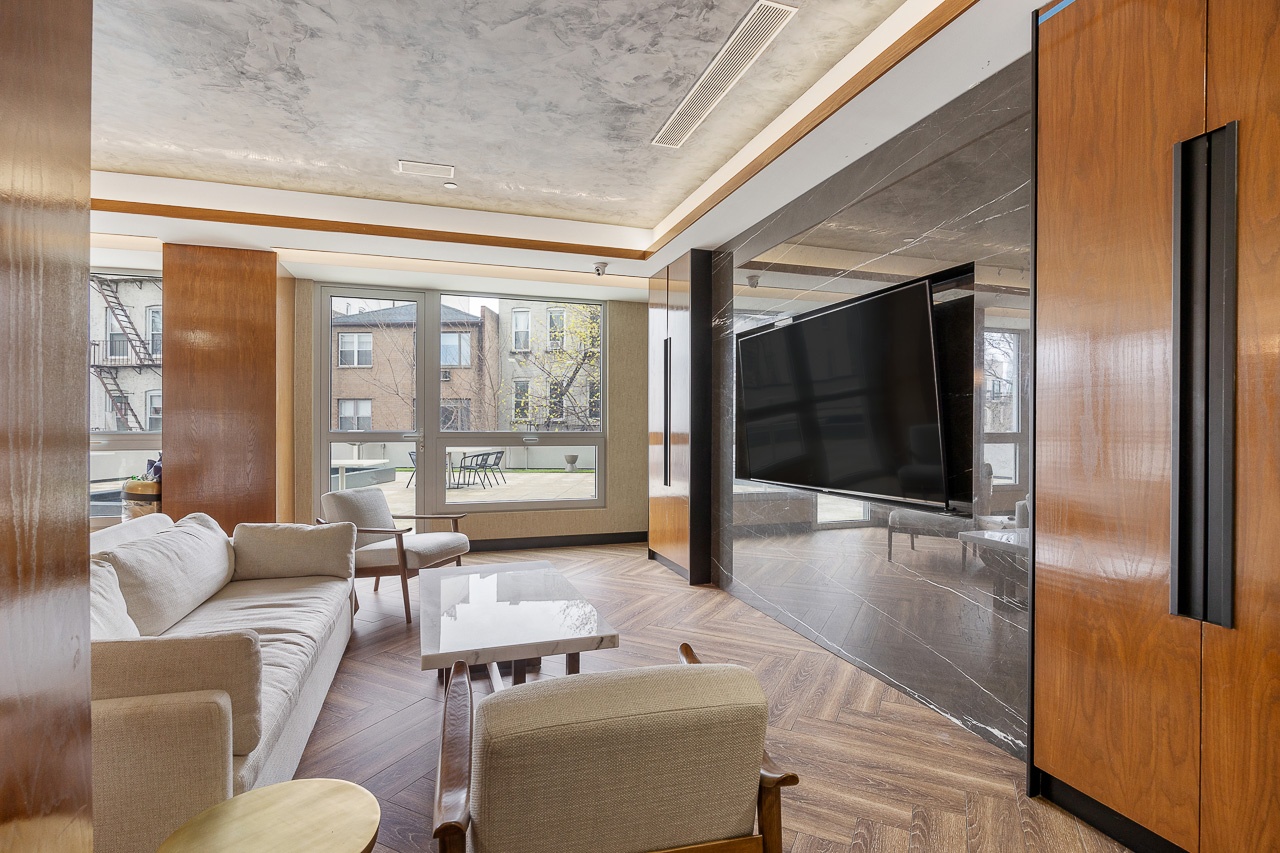 #12 photo, 22-43 Jackson Avenue, Court Square , NY 11101