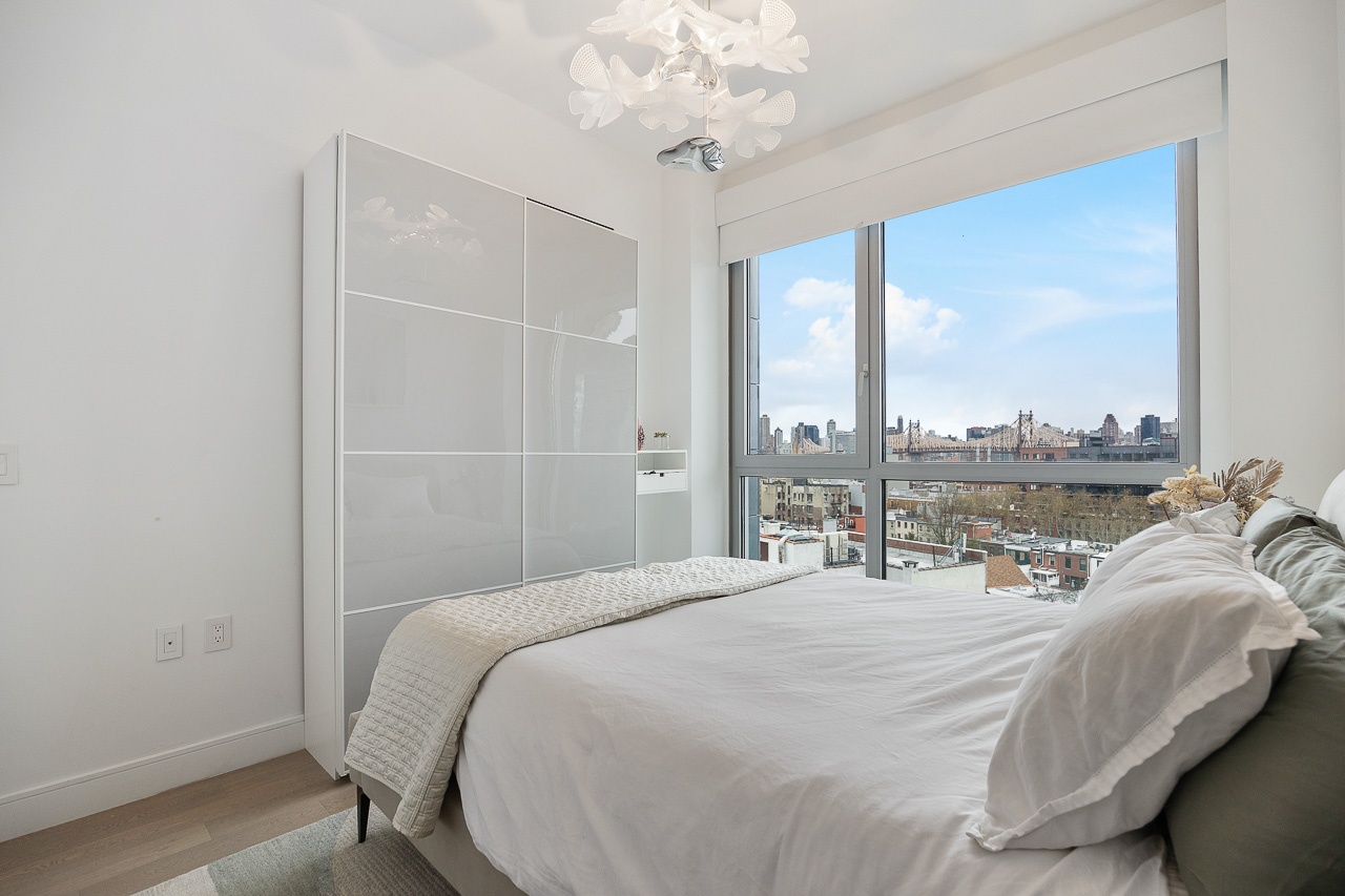 #5 photo, 22-43 Jackson Avenue, Court Square , NY 11101