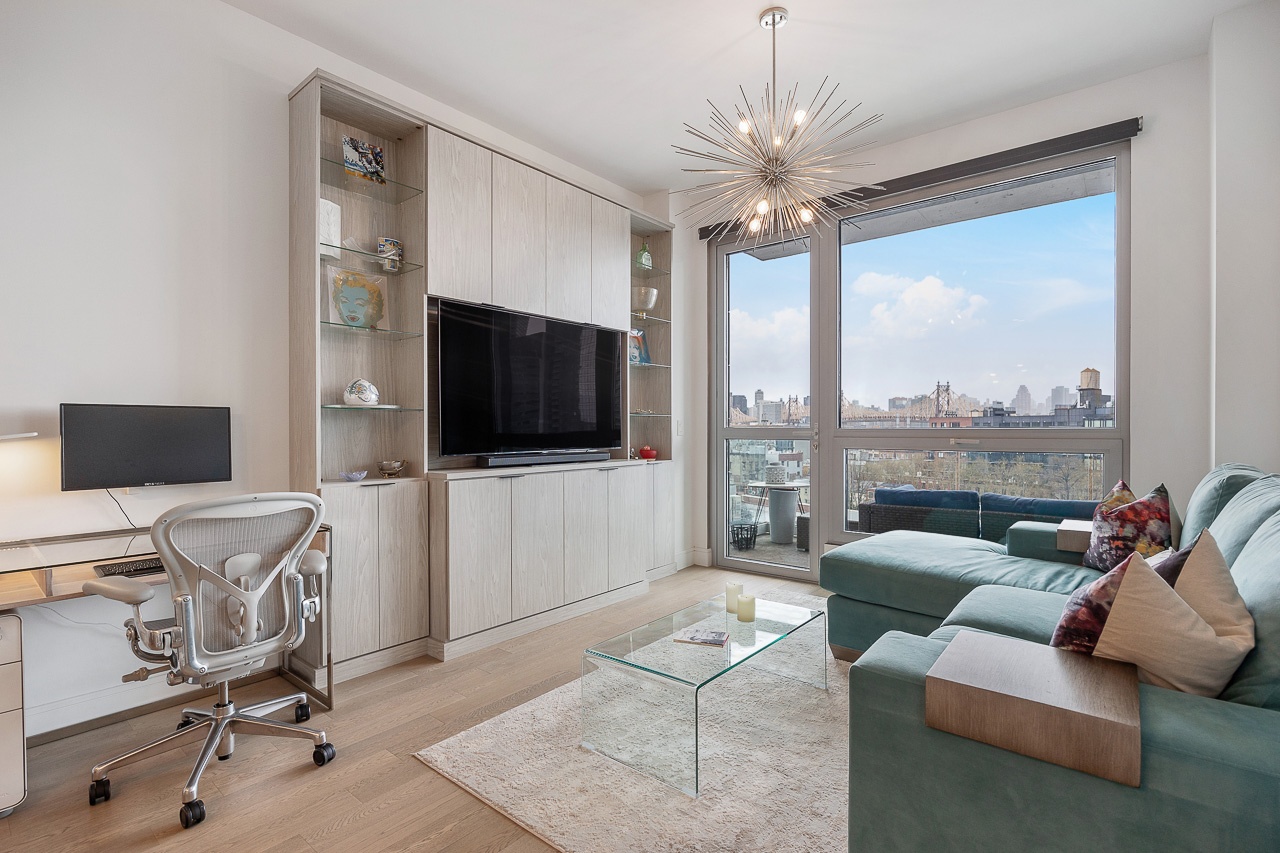 #8 photo, 22-43 Jackson Avenue, Court Square , NY 11101