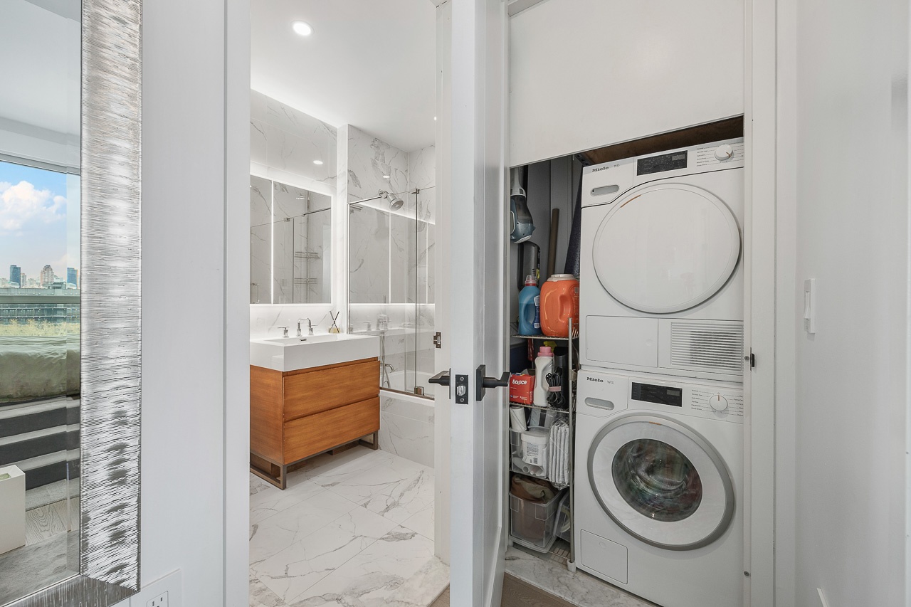 #9 photo, 22-43 Jackson Avenue, Court Square , NY 11101