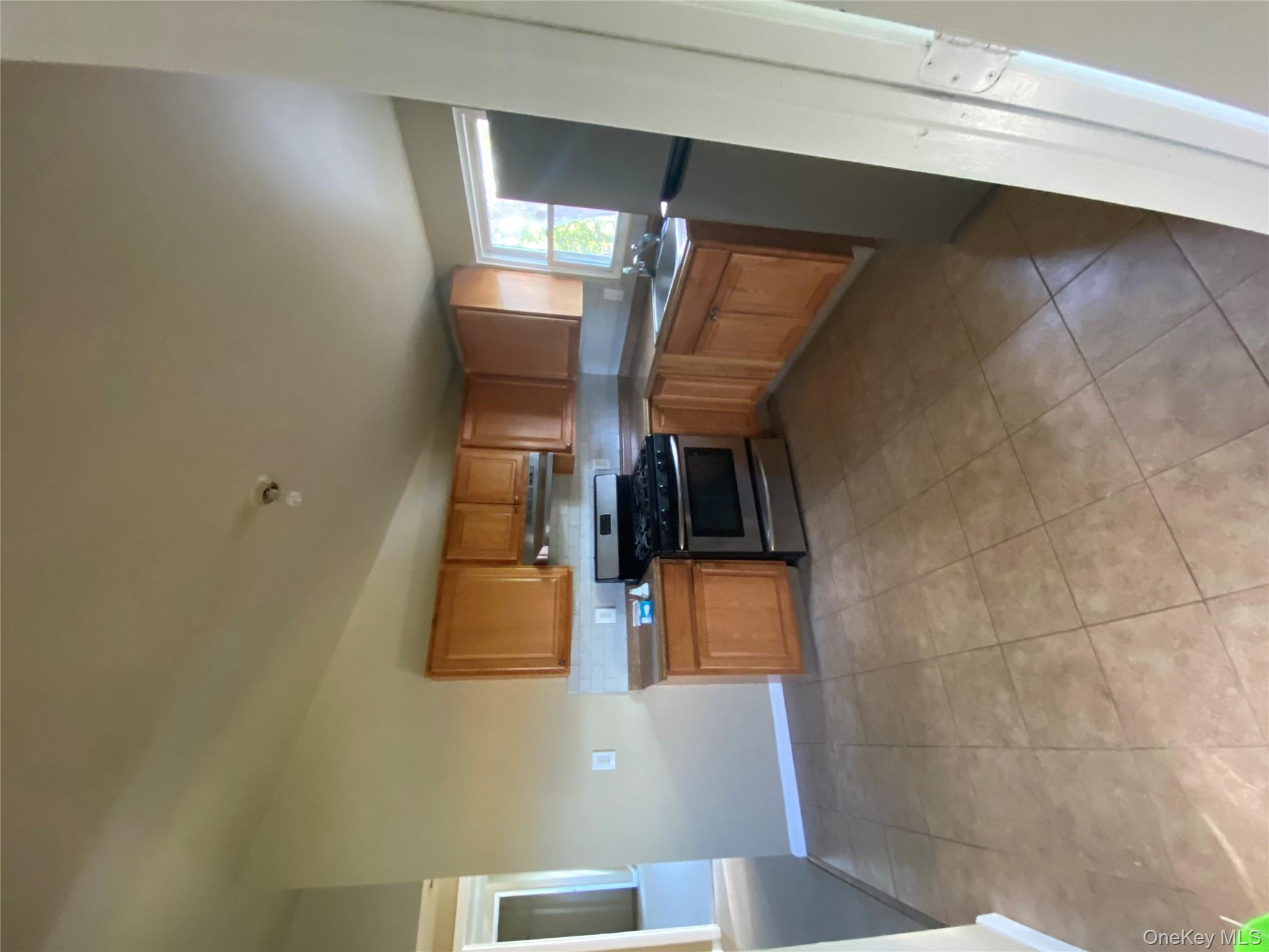 #1 photo, 18 3rd Avenue, サフォーク郡 Brentwood , NY 11717