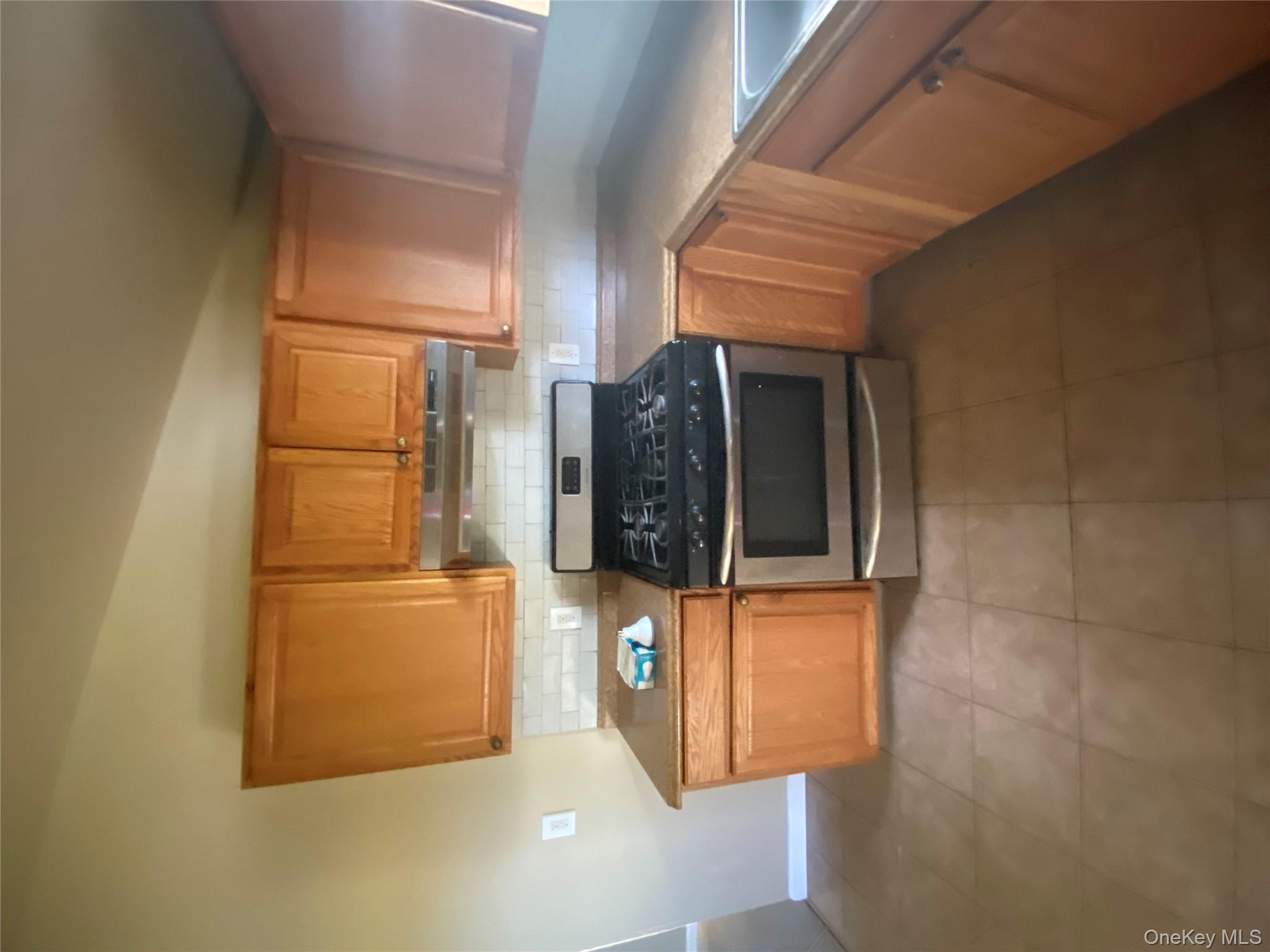 #2 photo, 18 3rd Avenue, サフォーク郡 Brentwood , NY 11717