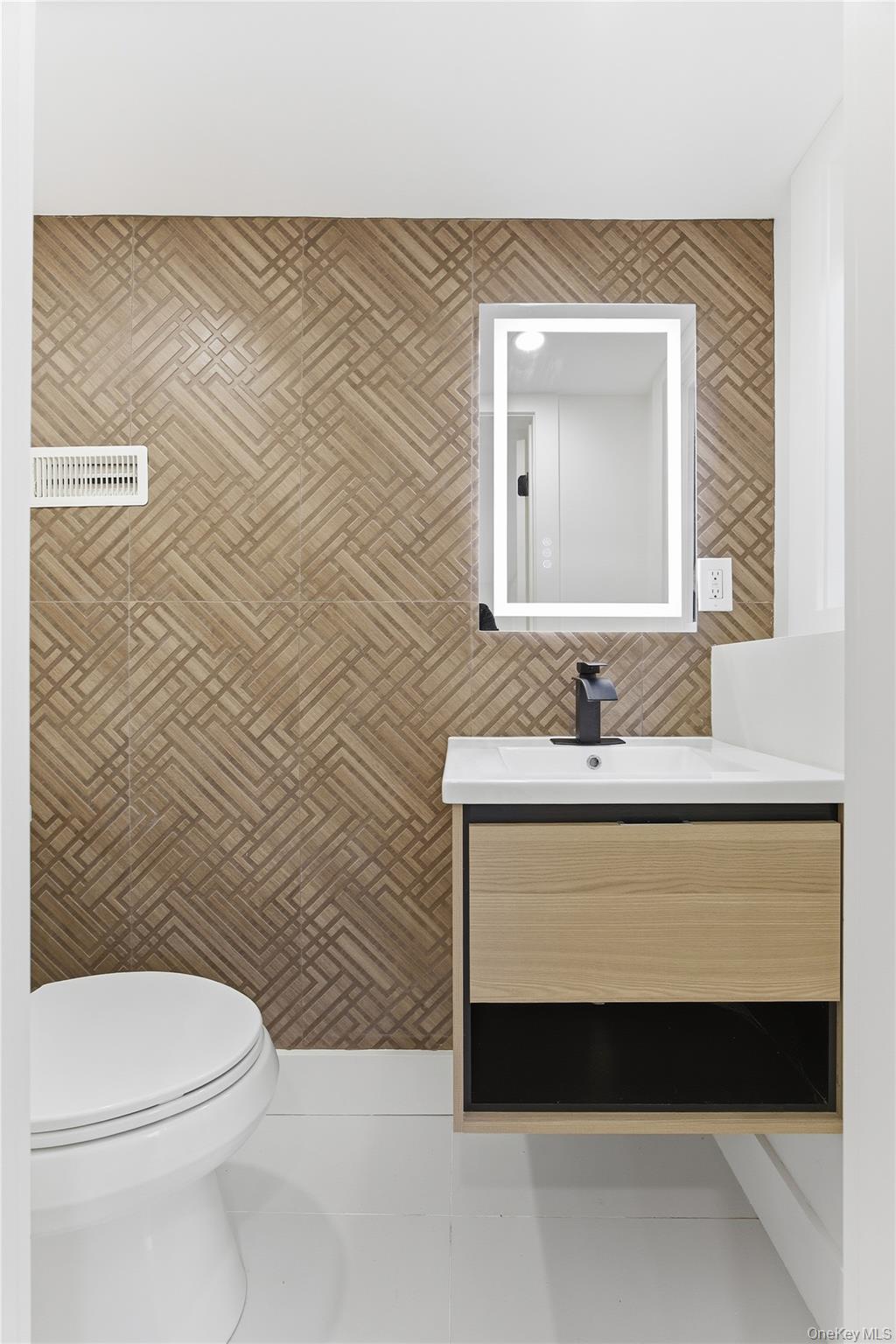 #13 photo, 5 Orient Court, ナッソー郡 Westbury , NY 11590