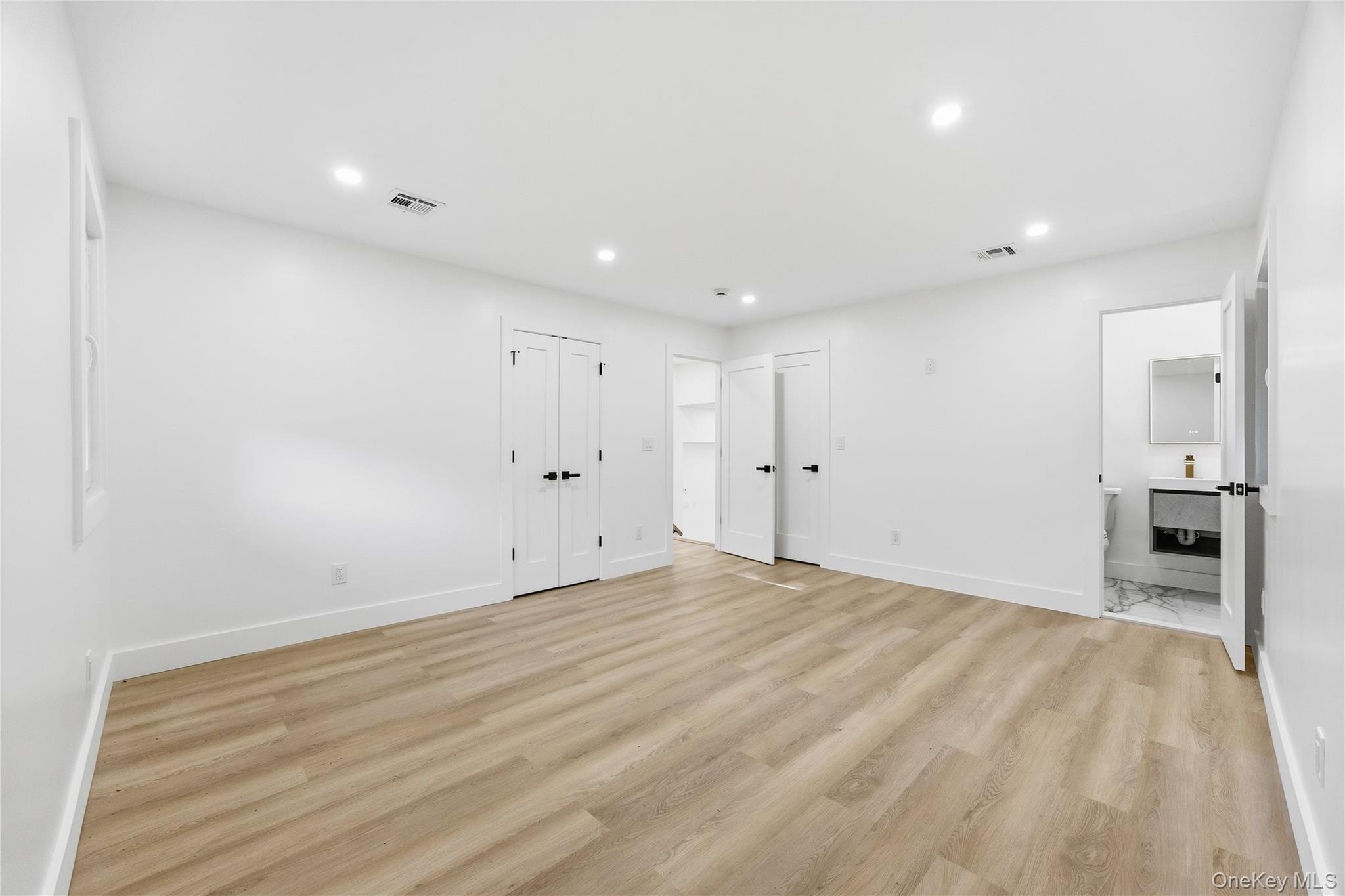 #16 photo, 5 Orient Court, ナッソー郡 Westbury , NY 11590