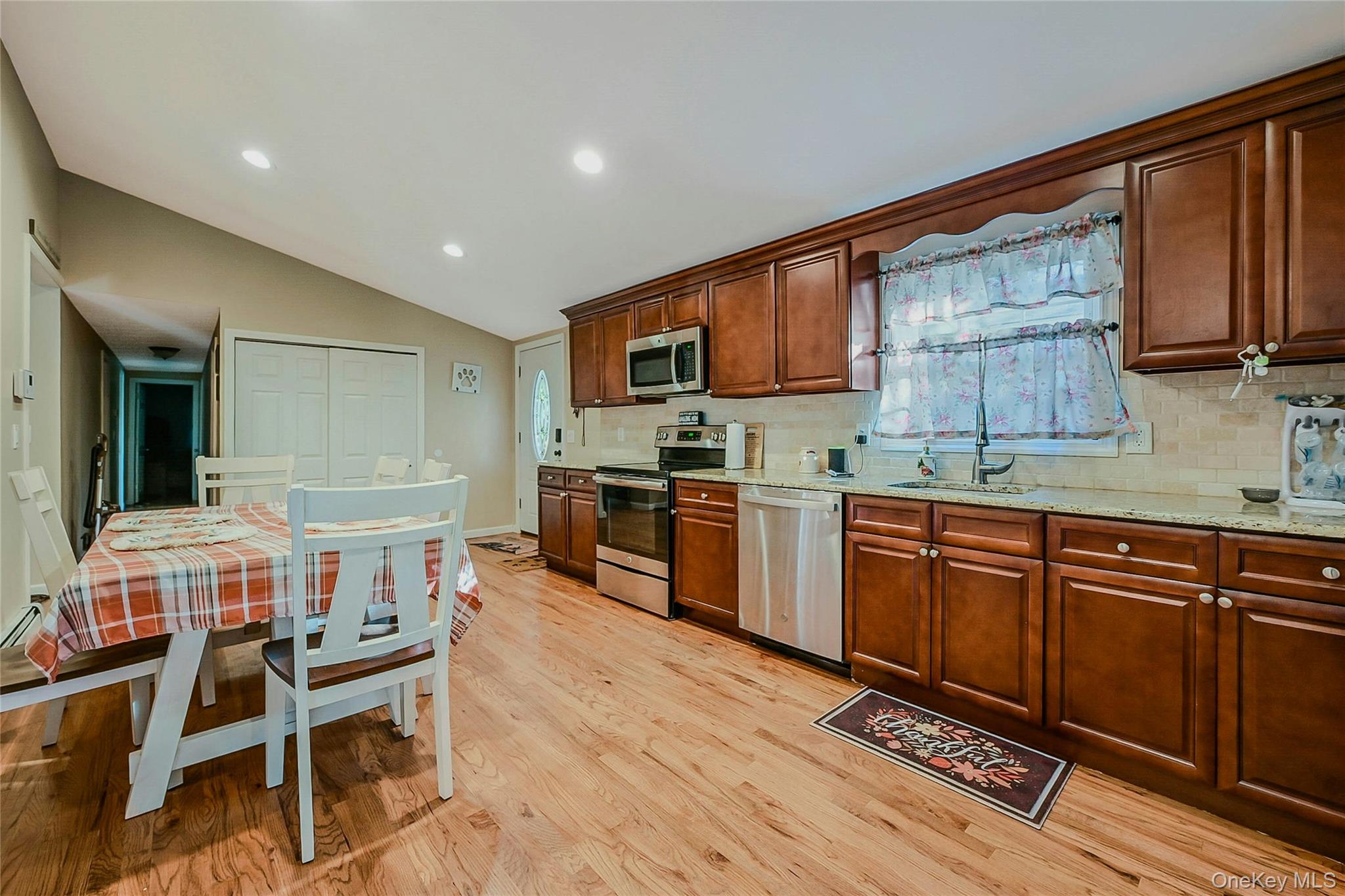 #4 photo, 196 Church Drive, サフォーク郡 Mastic Beach , NY 11951