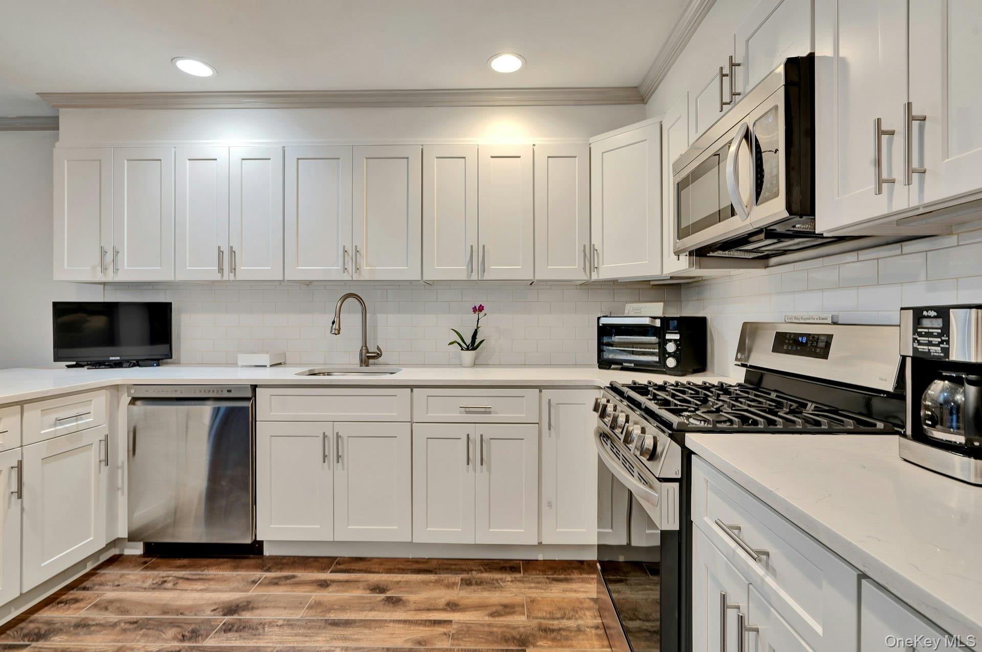 #16 photo, 31 The Glen, Glen Head , NY 11545