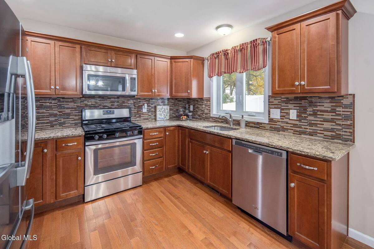 #7 photo, 44 Shepard Avenue, Colonie , NY 12304