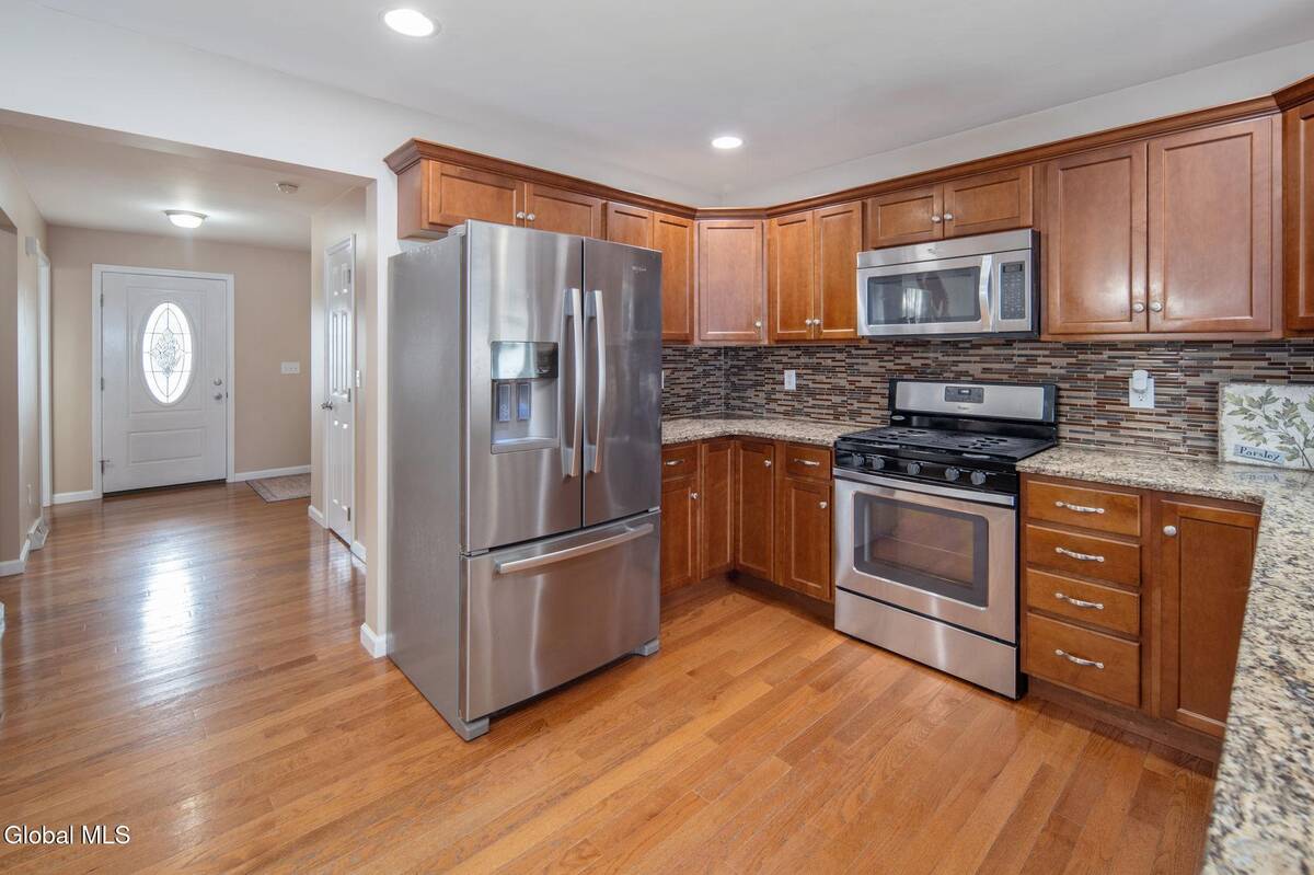 #8 photo, 44 Shepard Avenue, Colonie , NY 12304