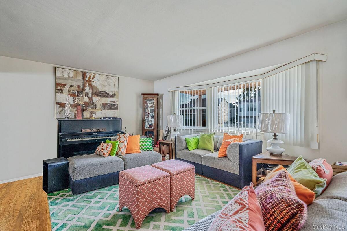 #1 photo, 2595 Castle Court, ナッソー郡 North Bellmore , NY 11710