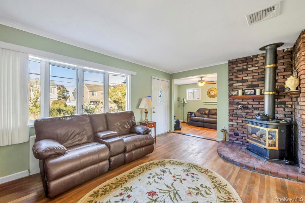 #8 photo, 136 Fulton Street, Massapequa Park , NY 11762