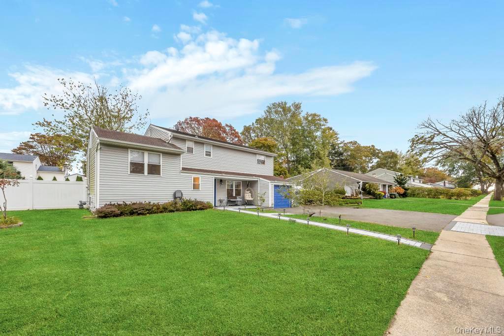 #2 photo, 37 Fiesta Drive, サフォーク郡 Centereach , NY 11720