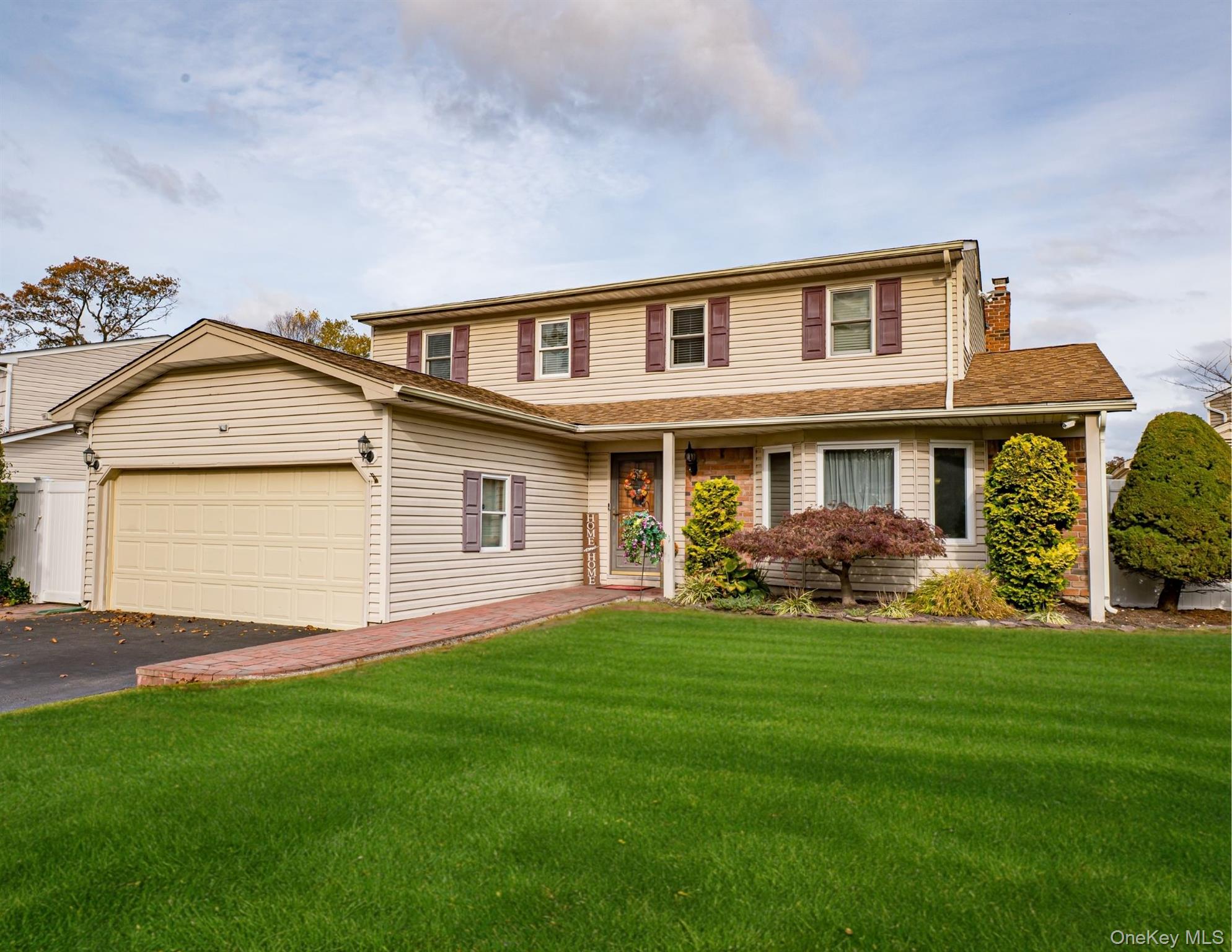 #1 photo, 17 Lowery Avenue, サフォーク郡 Lake Grove , NY 11755