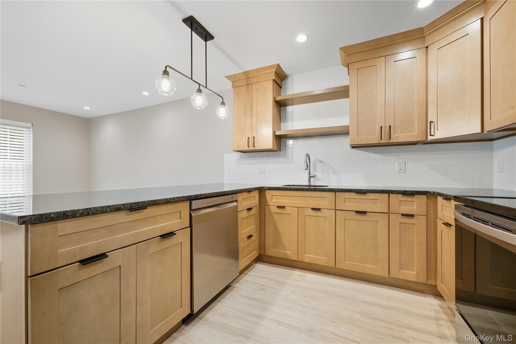 #12 photo, 71 N Main Street, ナッソー郡 Freeport , NY 11520