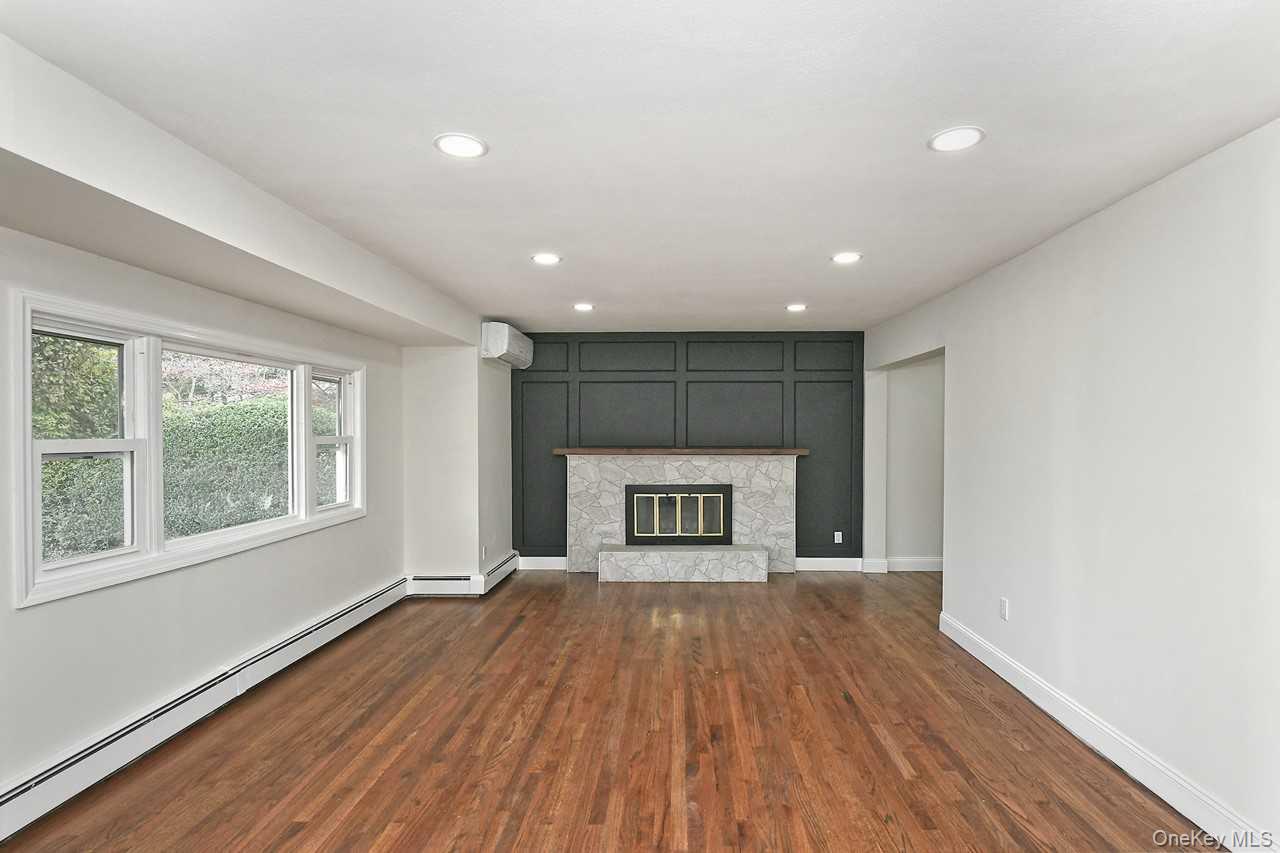 #4 photo, 434 W Main, Huntington , NY 11743