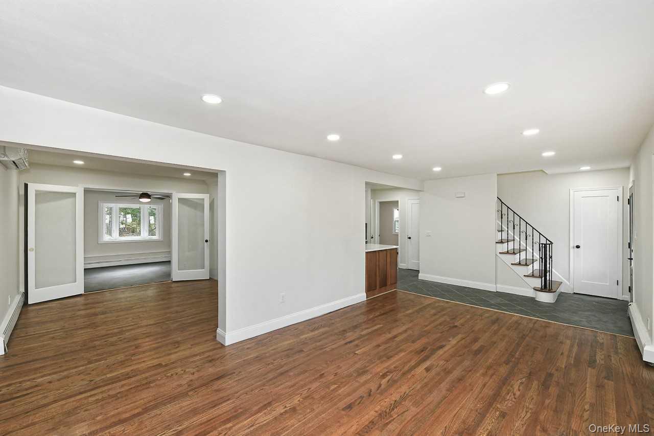 #7 photo, 434 W Main, Huntington , NY 11743