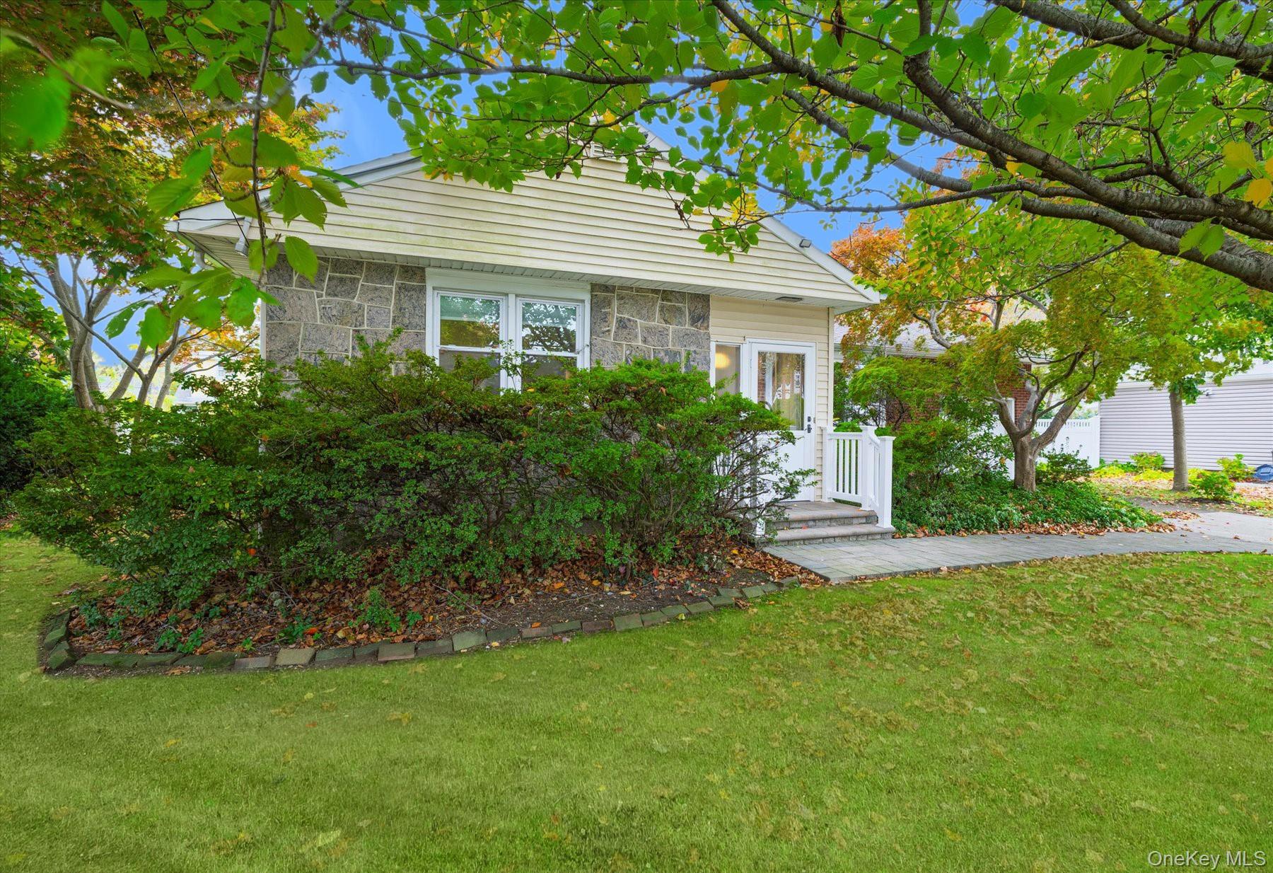 #3 photo, 8 Keats Place, Greenlawn , NY 11740