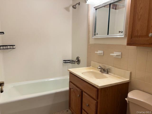 #5 photo, 6 Glen Hollow Dr, Holtsville , NY 11742