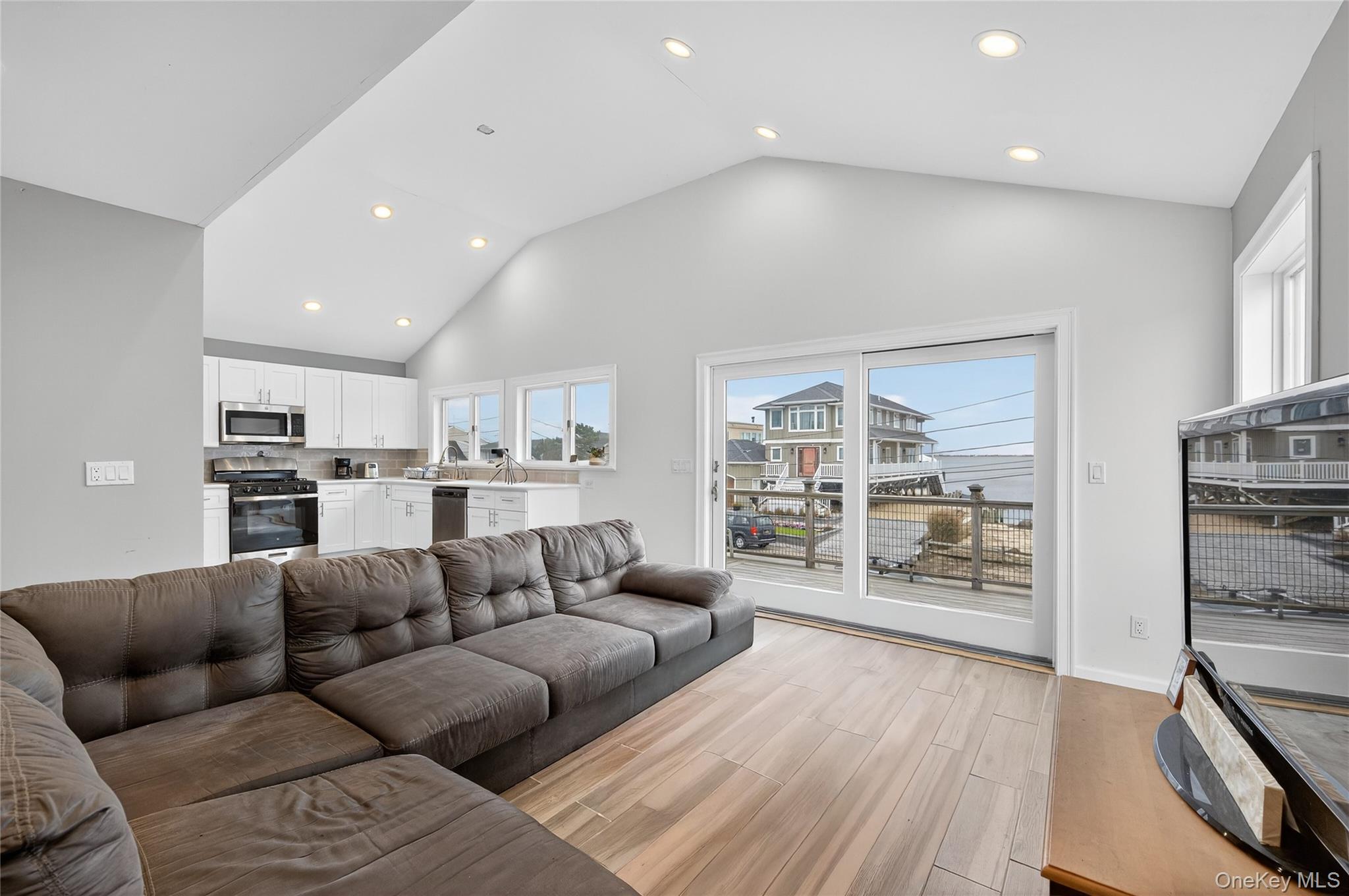 #11 photo, 88 Bayview Avenue, サフォーク郡 Lindenhurst , NY 11757