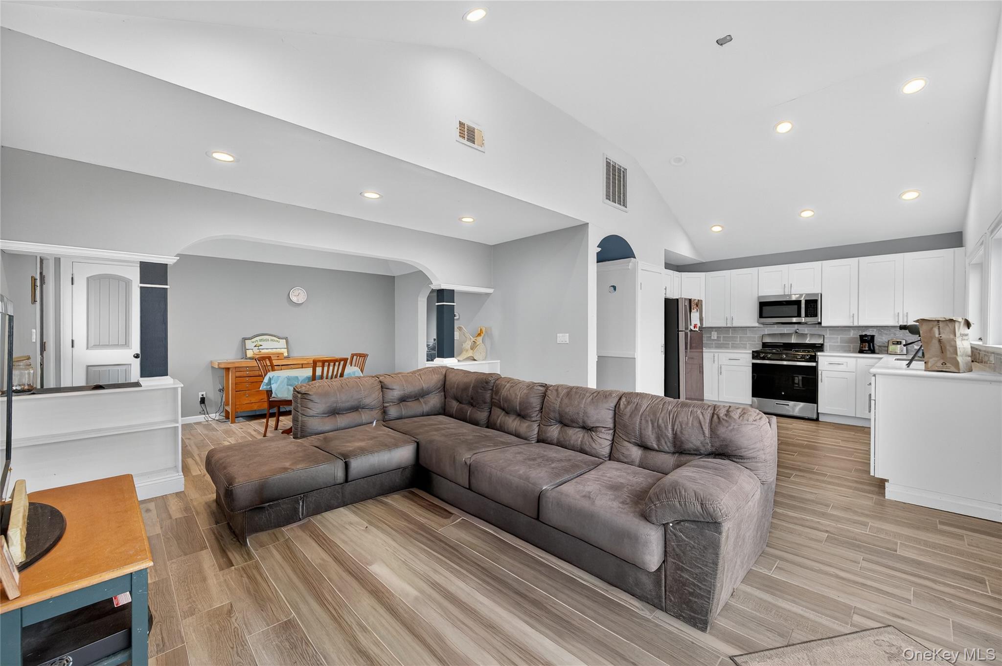 #12 photo, 88 Bayview Avenue, サフォーク郡 Lindenhurst , NY 11757